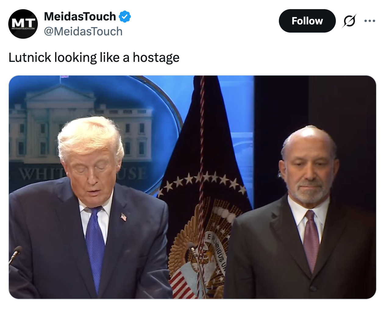 To menn står ved et podium; den ene snakker, og den andre ser høytidelig ut. En tweet-tekst ovenfor lyder: 