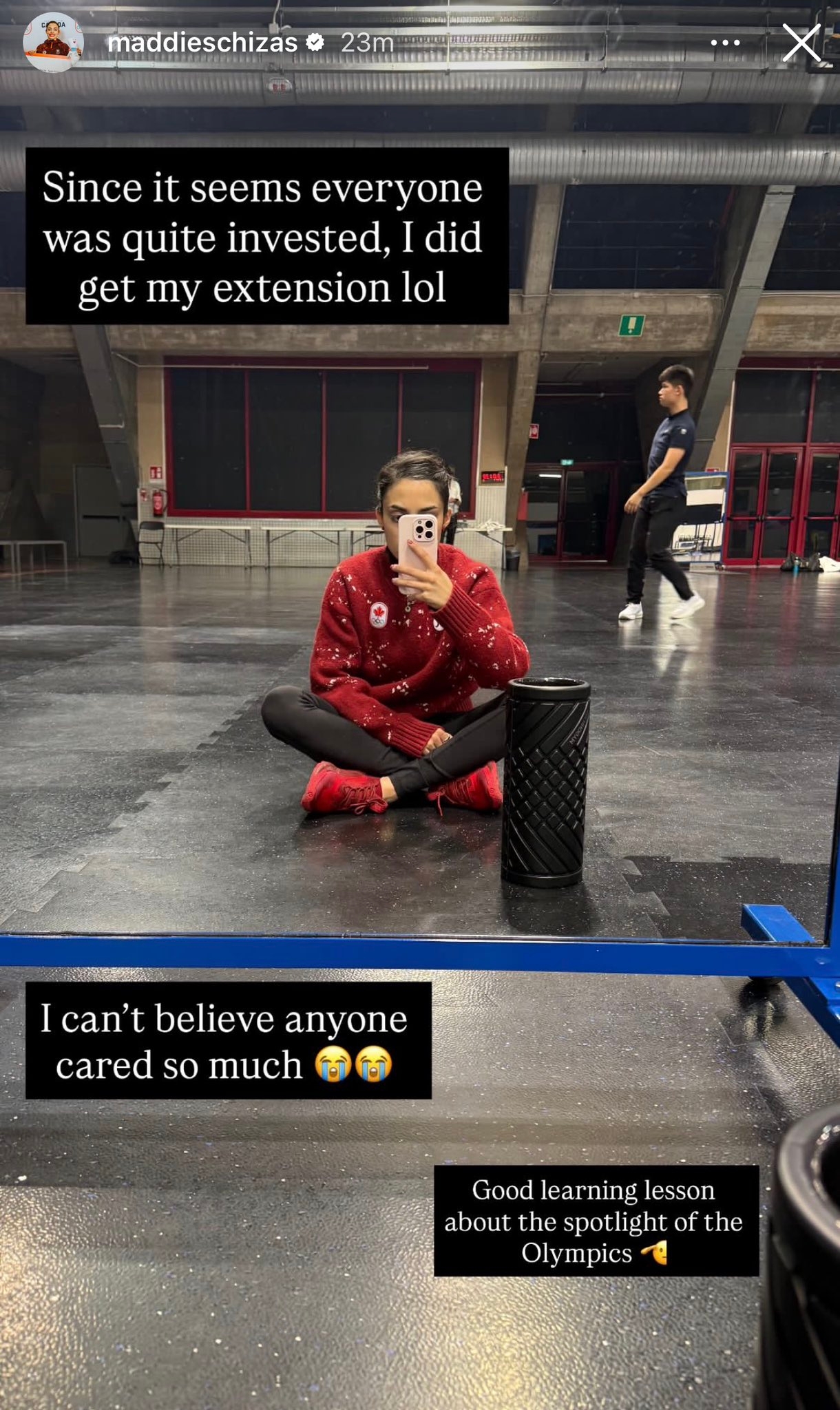 En person tar en selfie på et treningsstudio, iført en rød genser. Overlagt tekst diskuterer at de får hårforlengelser og lærer av en olympisk opplevelse