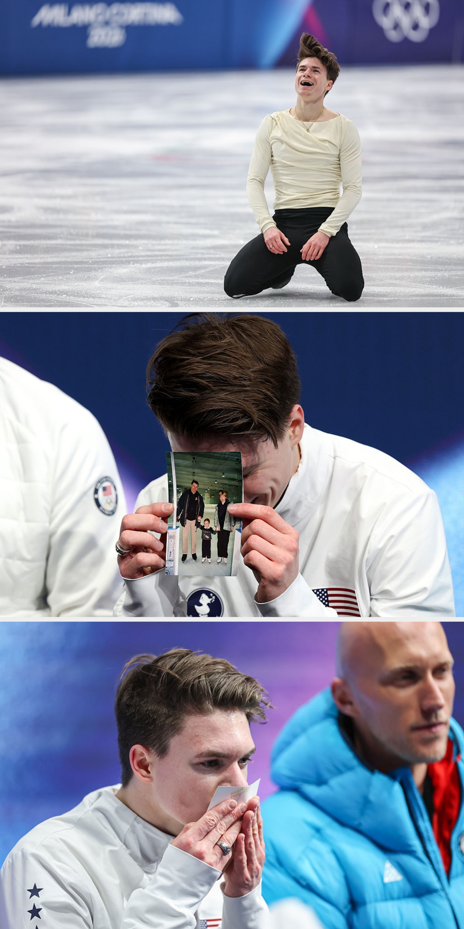 Kunstløper kneler på isen og smiler av glede etter en rutine. OL-ringer synlig i bakgrunnen. Skater har på seg en lys, langermet topp og mørke bukser