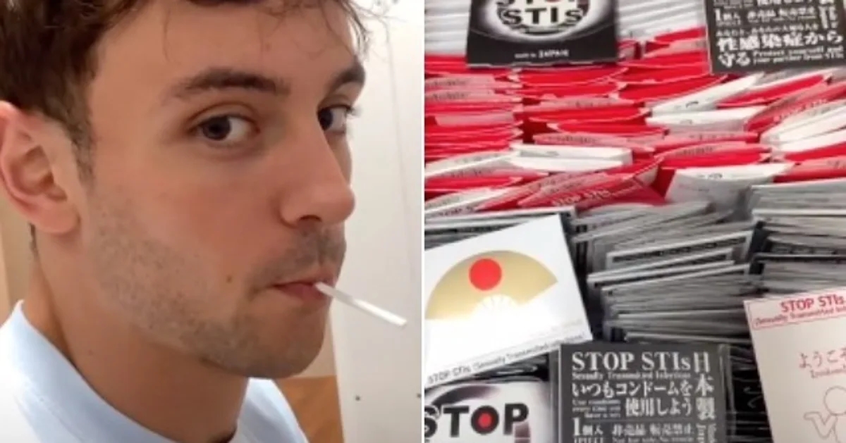 Person med en slikkepinne vender mot kameraet; ved siden av dem er det brosjyrer med "Stopp kjønnssykdommer" synlig, fremme bevissthet om seksuell helse