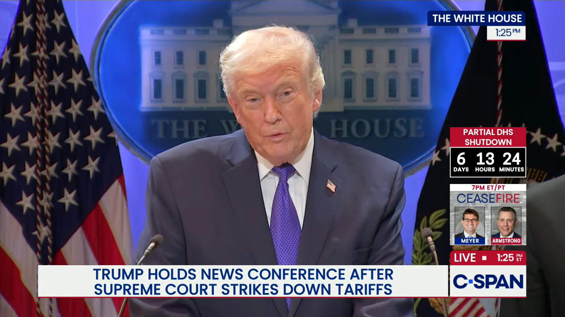 Person på et podium holder en pressekonferanse, med Høyesteretts tariffavgjørelse som tema, sendt på C-SPAN