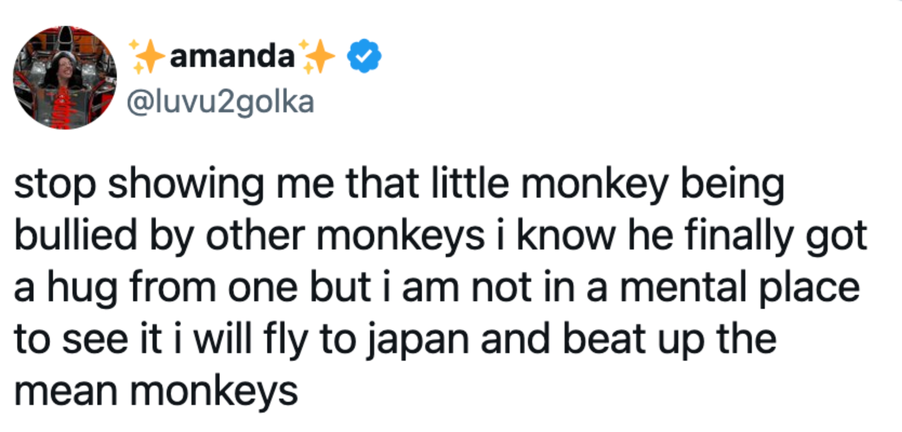 Tweet som uttrykker frustrasjon over en ape som ble mobbet i en video, og truer humoristisk med å fly til Japan for å konfrontere mobberne