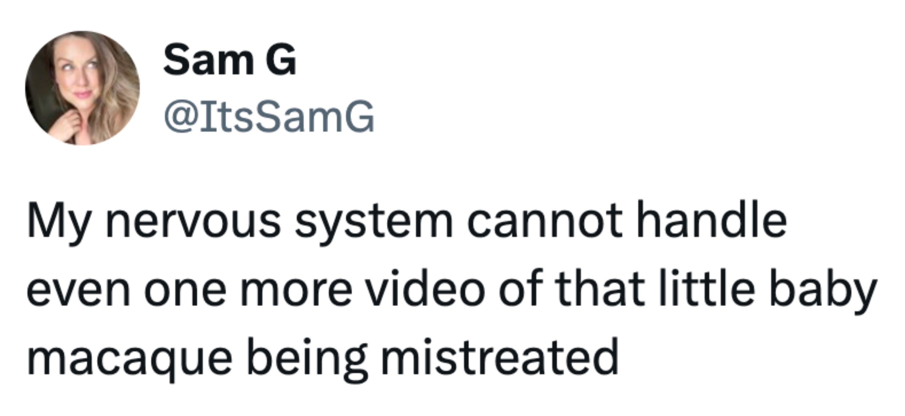 Tweet uttrykker bekymring over videoer som viser mishandling av en baby makak