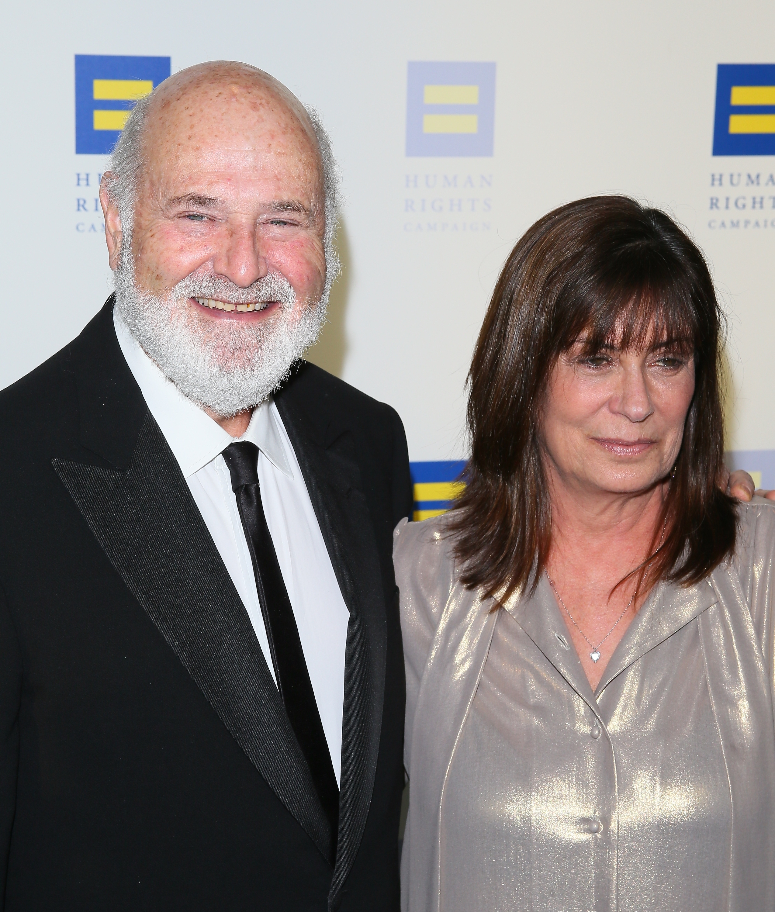 Rob Reiner og Michele Singer Reiner poserer på et menneskerettighetskampanjearrangement
