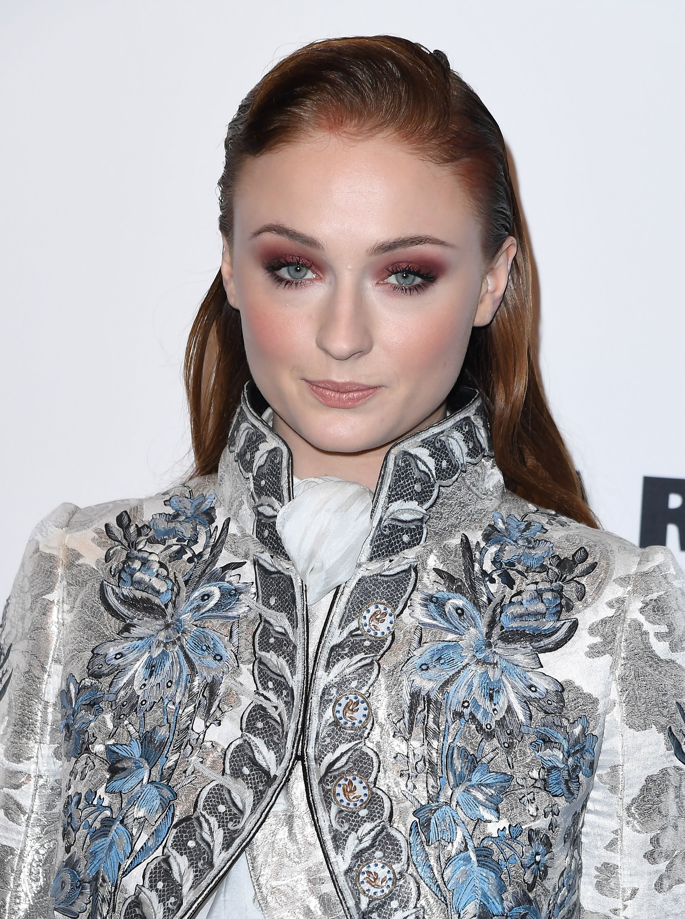 Sophie connected a reddish carpet