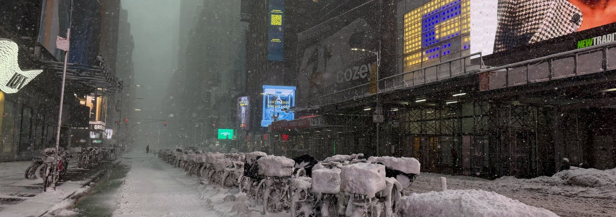 21 Photos Of The HUGE Blizzard Slamming The Northeastern US That Will Make You Happy You're Inside Right Now