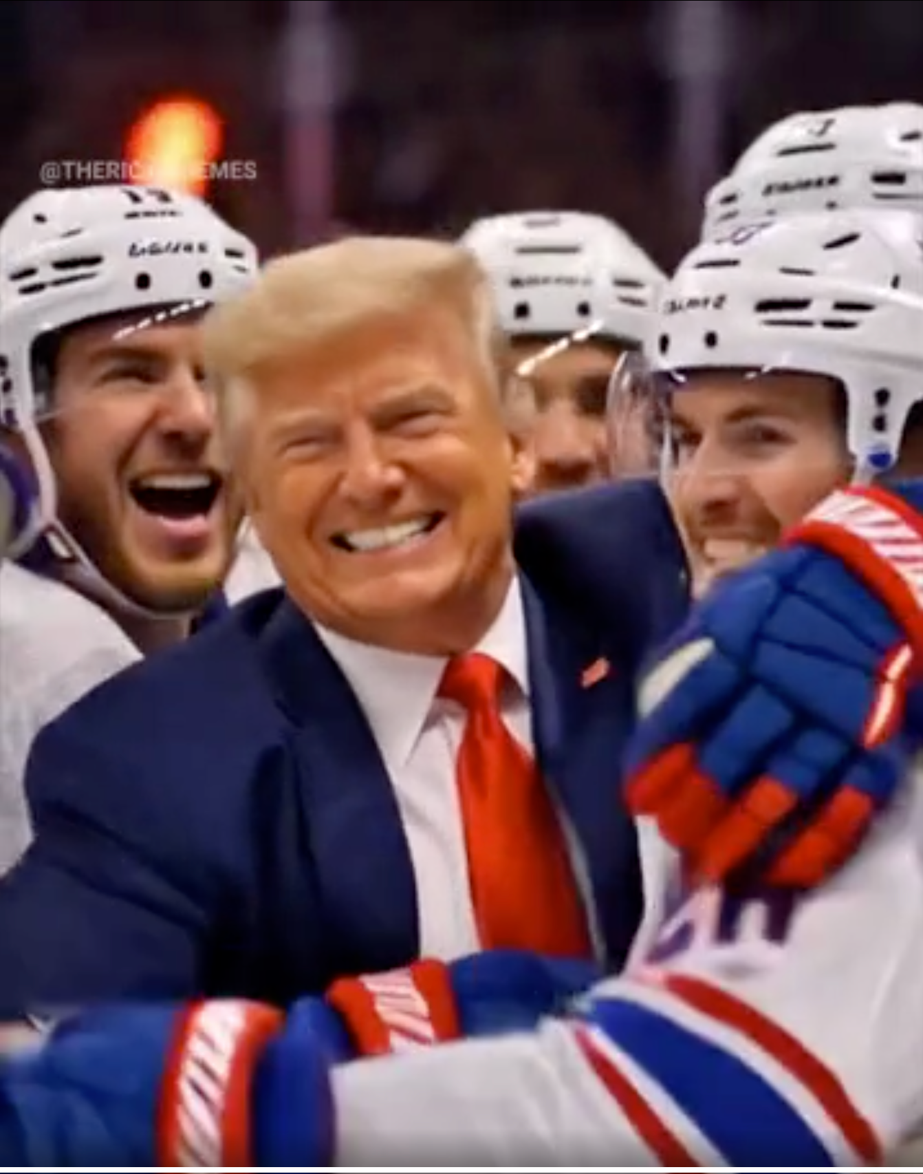 Person i dress gledelig omgitt av ishockeyspillere i full utstyr