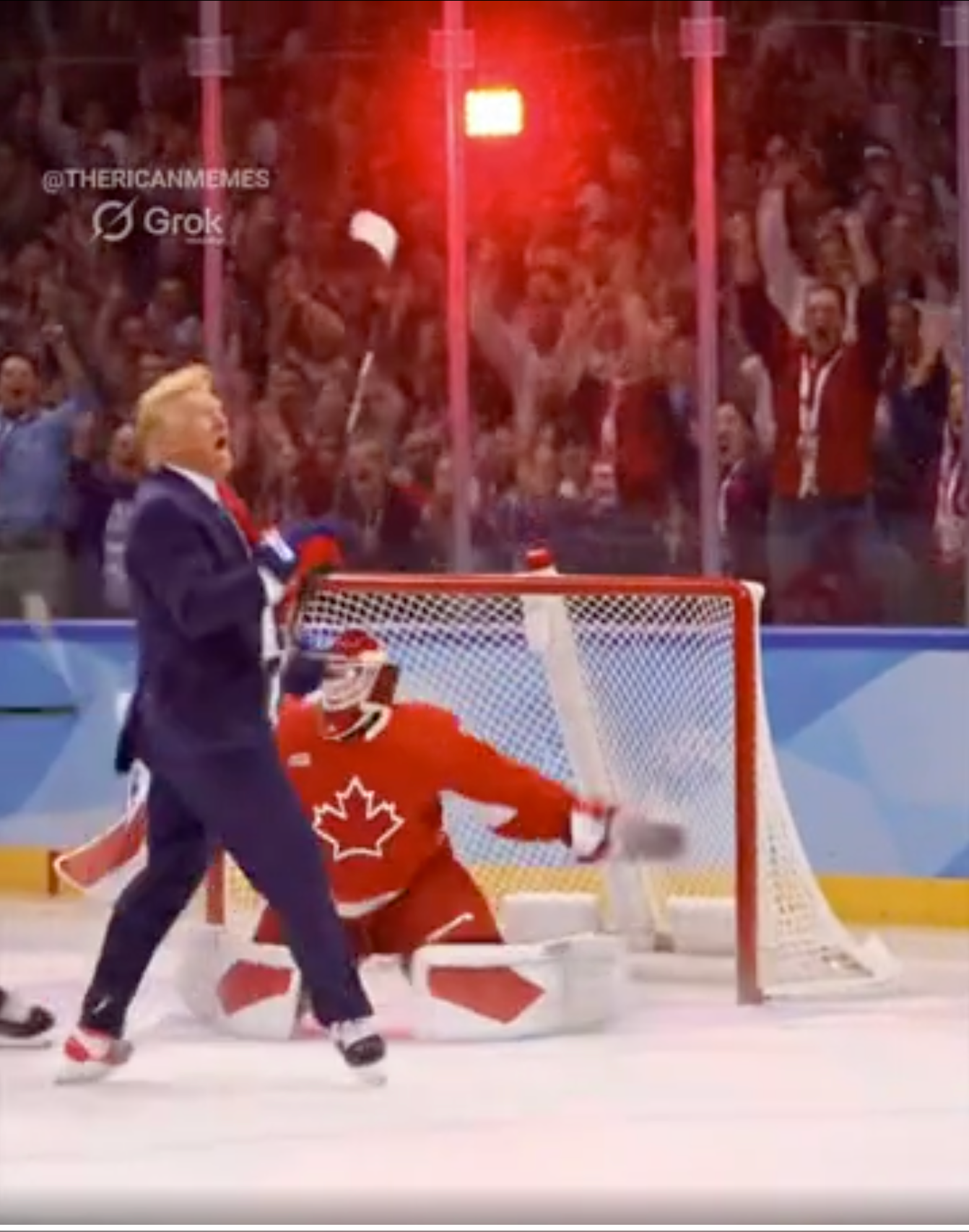 Ishockeyspiller i dress scorer mål; keeper i rød drakt reagerer. Publikum feirer bak