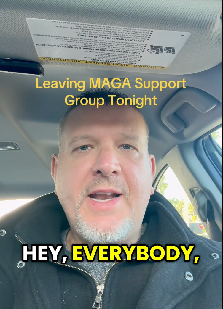 Person i en bil som tar opp en selfie-video; teksten ovenfor lyder 