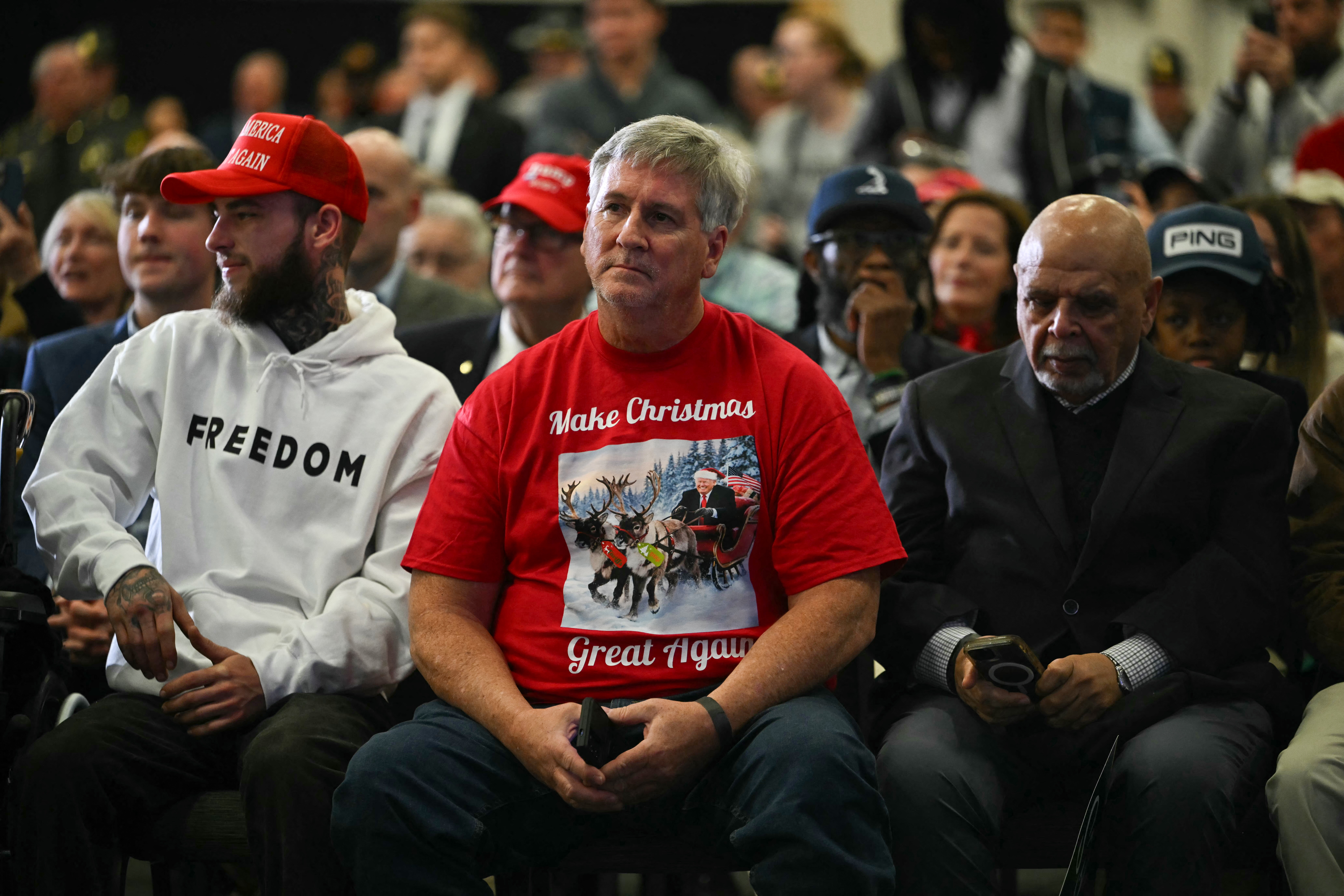 En gruppe mennesker som satt på et arrangement, en iført en 