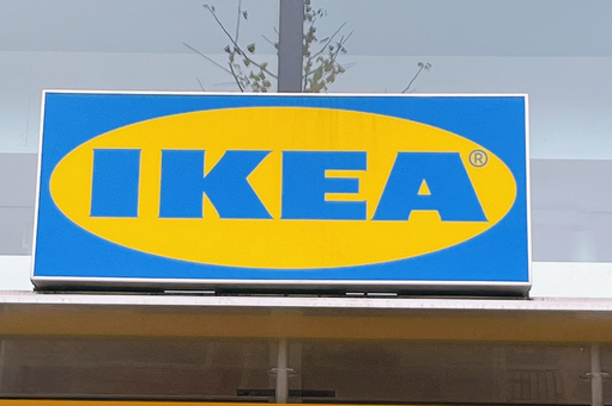 IKEAの看板がビルの外壁に表示されている。