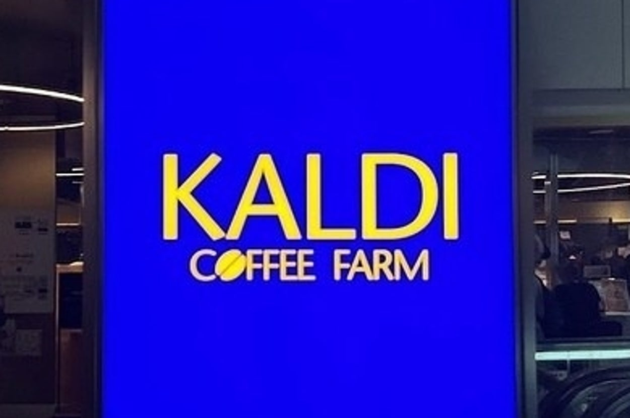 KALDI Coffee Farmの看板が店内に設置されている様子。