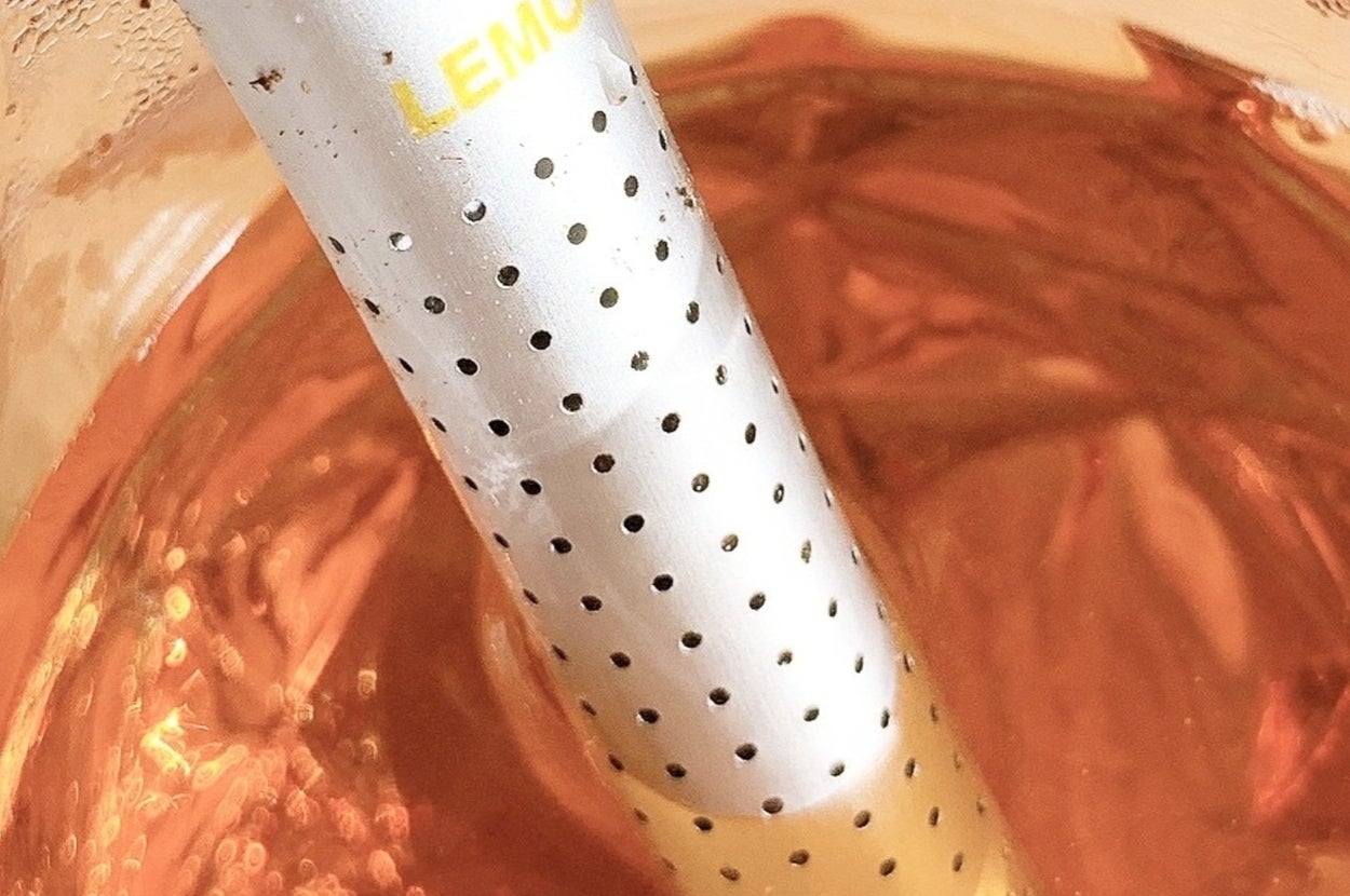 ガラスのカップにレモンフレーバーのティースティックが入っている様子