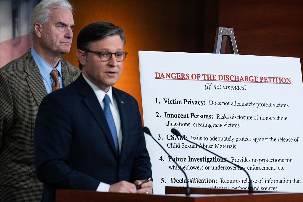 To menn står ved siden av en utstillingstavle og viser bekymringer om en utskrivningsbegjæring relatert til offerets personvern, ikke-troverdige påstander og etterforskning