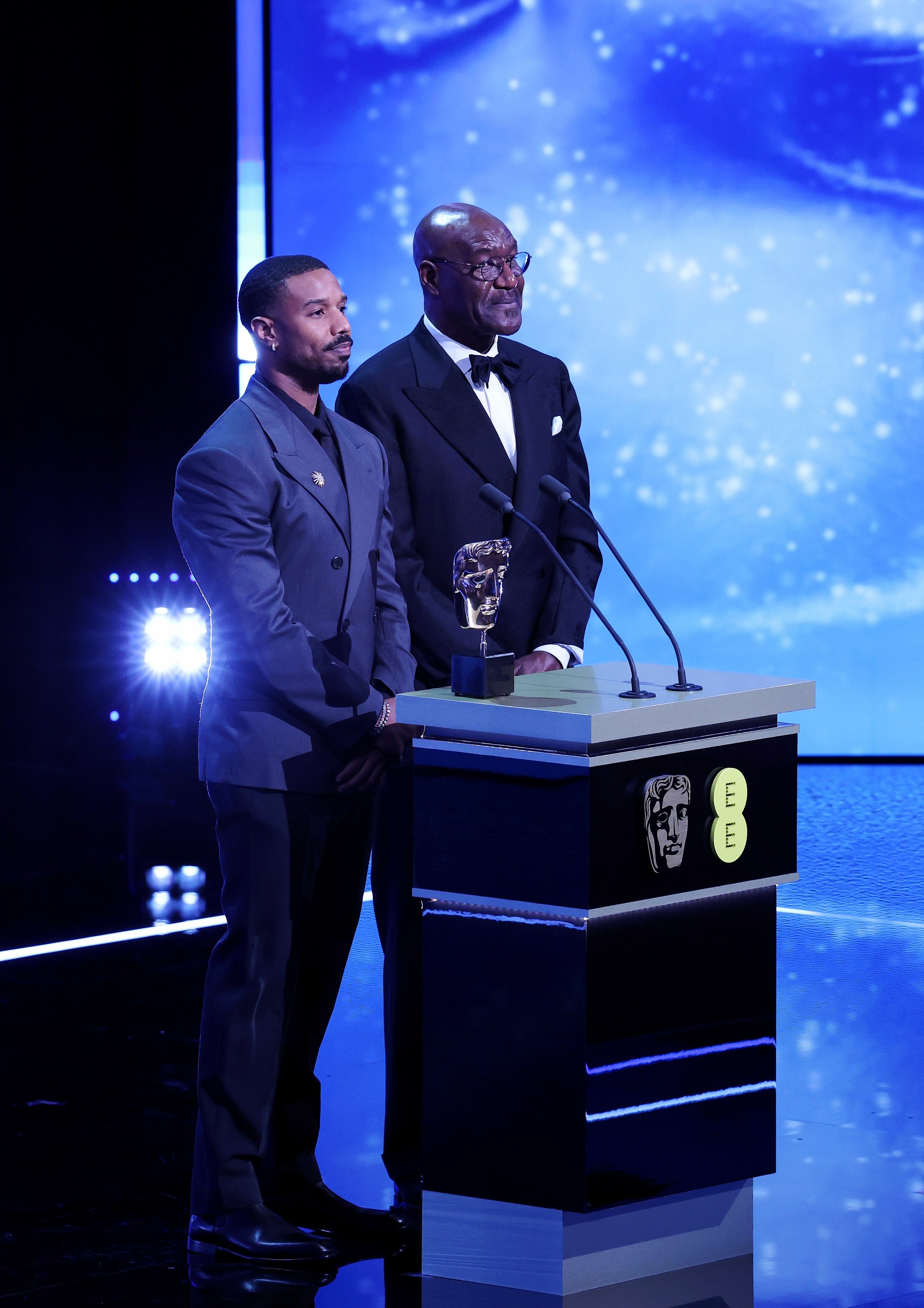 Michael og Delroy på scenen