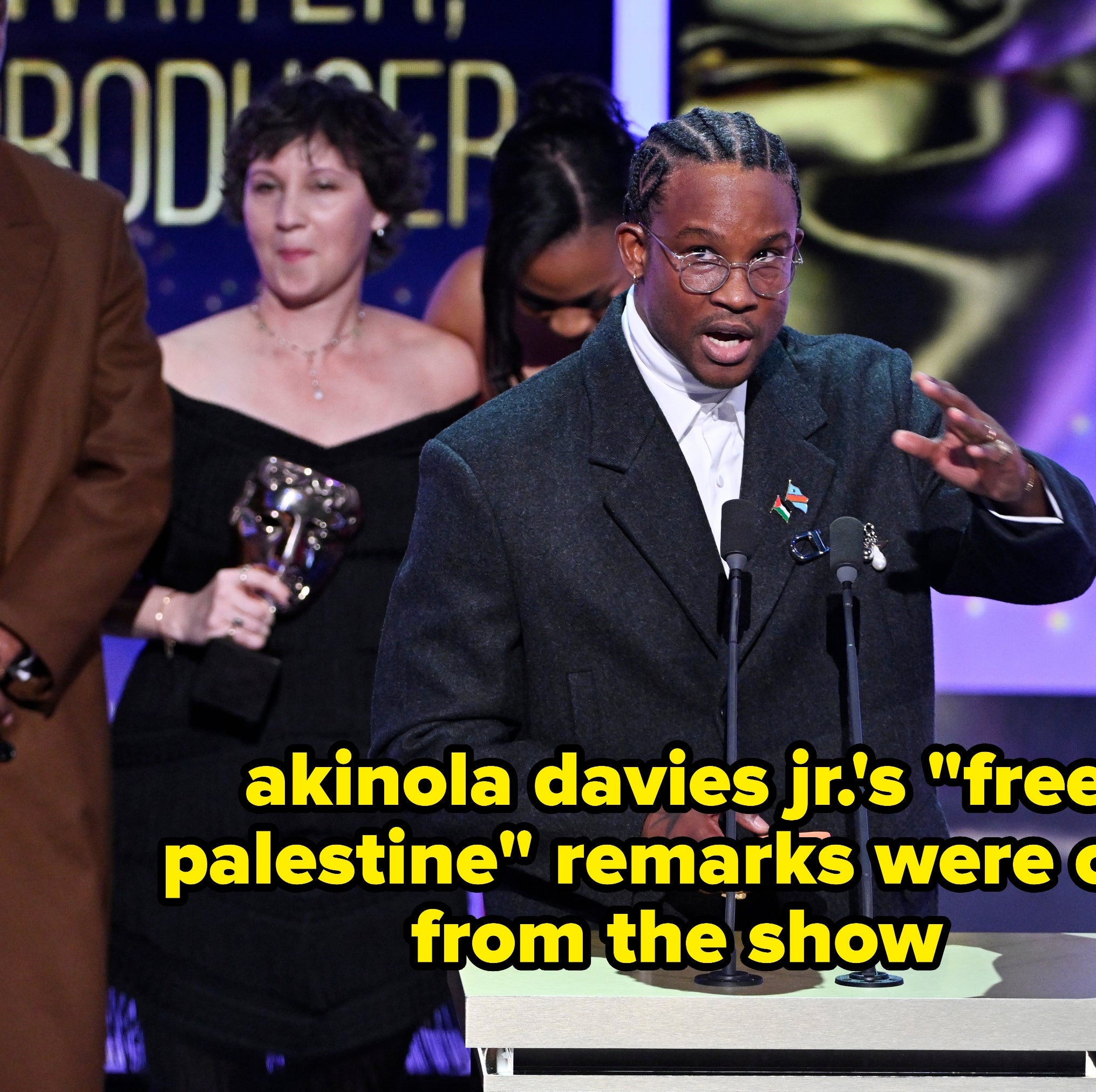 Akinola Davies Jr. på scenen, med en bildetekst om hvordan hans "frie Palestina" talen ble kuttet fra showet
