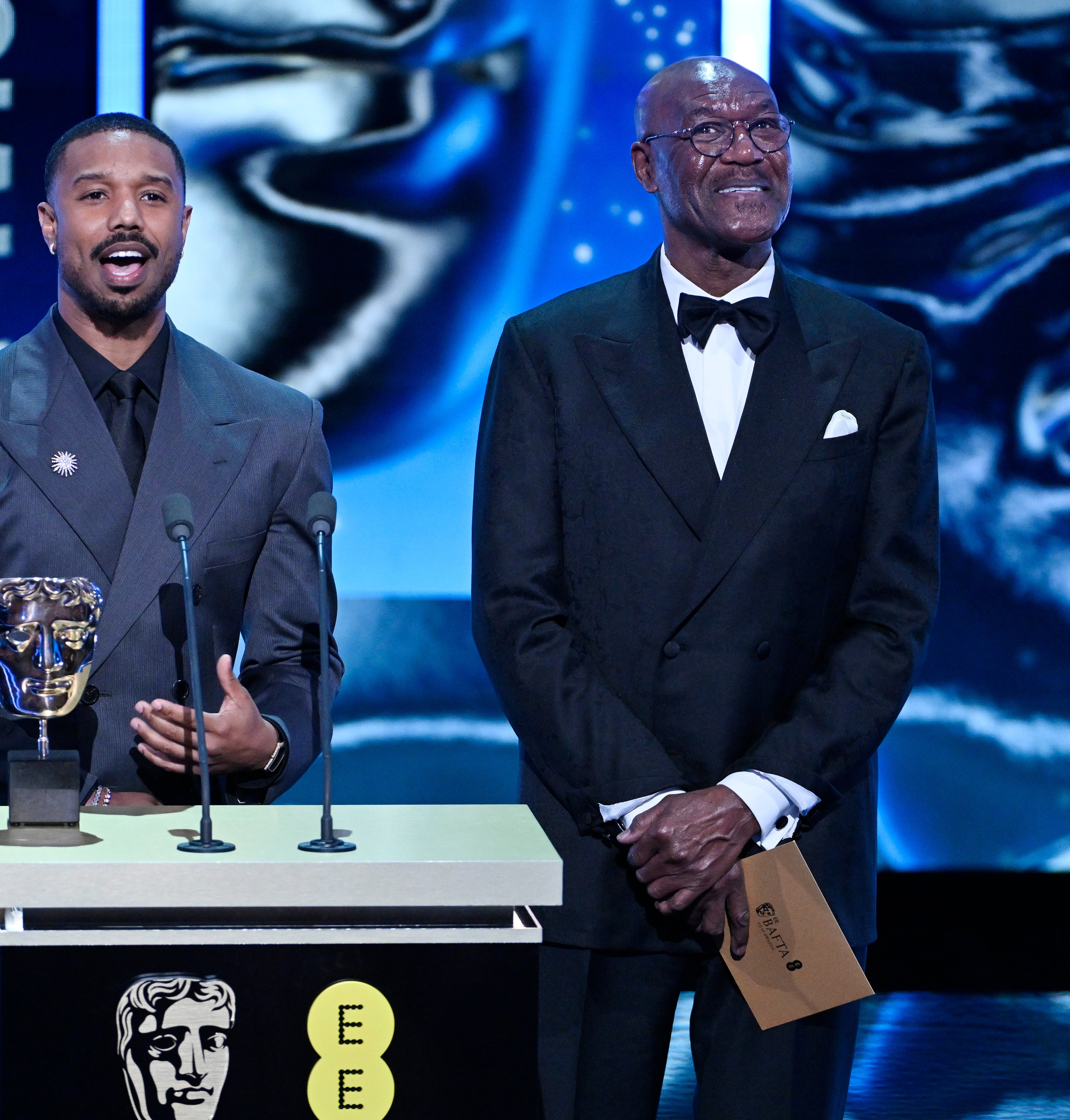 Michael og Delroy på scenen under en prisutdeling