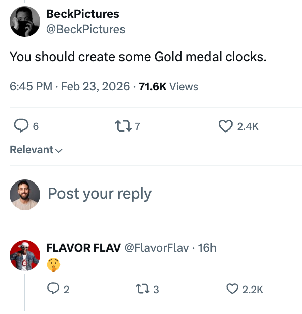Skjermbilde av en tweet som foreslår å lage "Gullmedaljeklokker," med Flavour Flav som viser interesse gjennom et sære emoji-svar