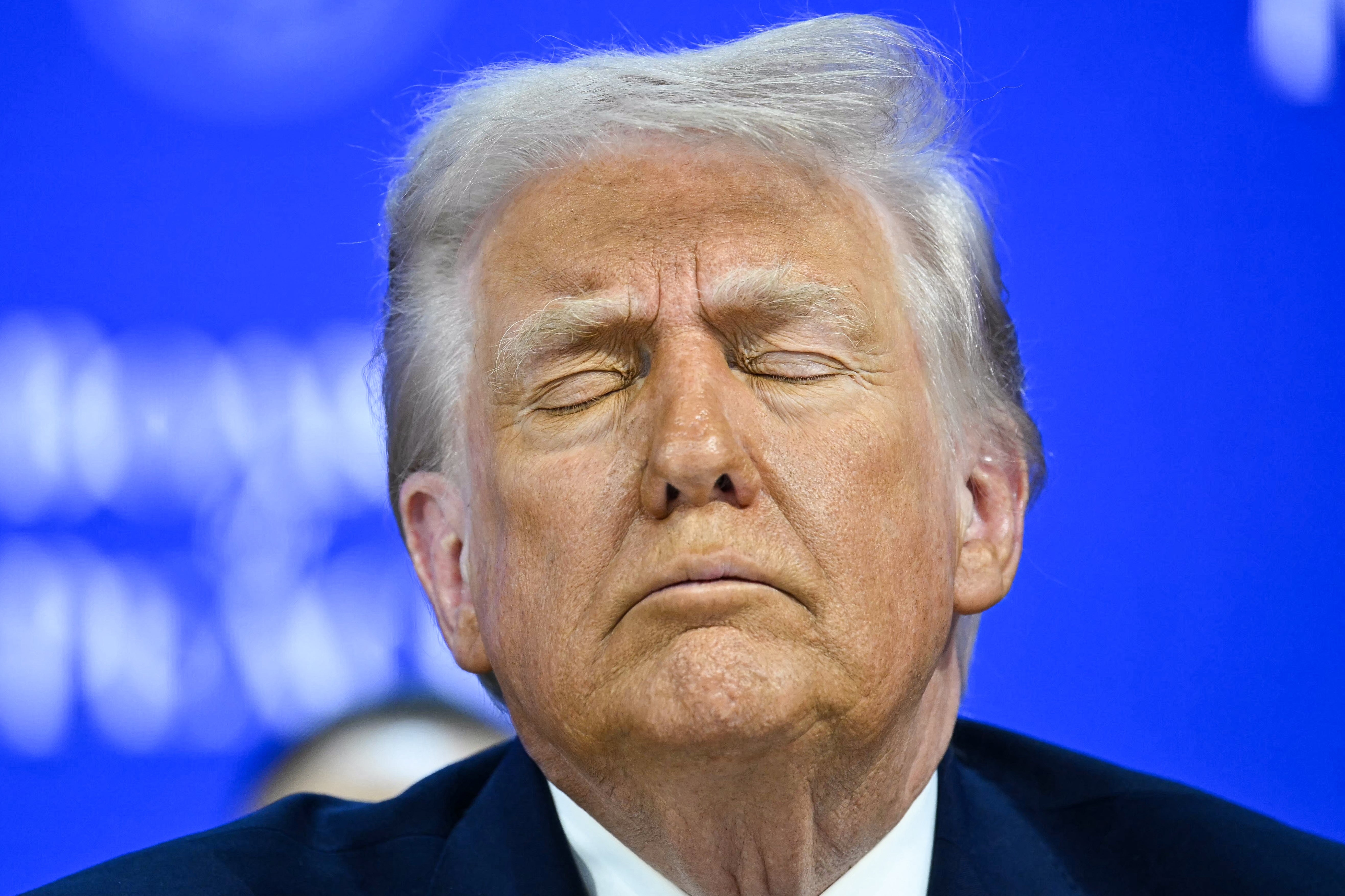 Donald Trump di depan latar belakang Dewan Perdamaian dengan mata tertutup
