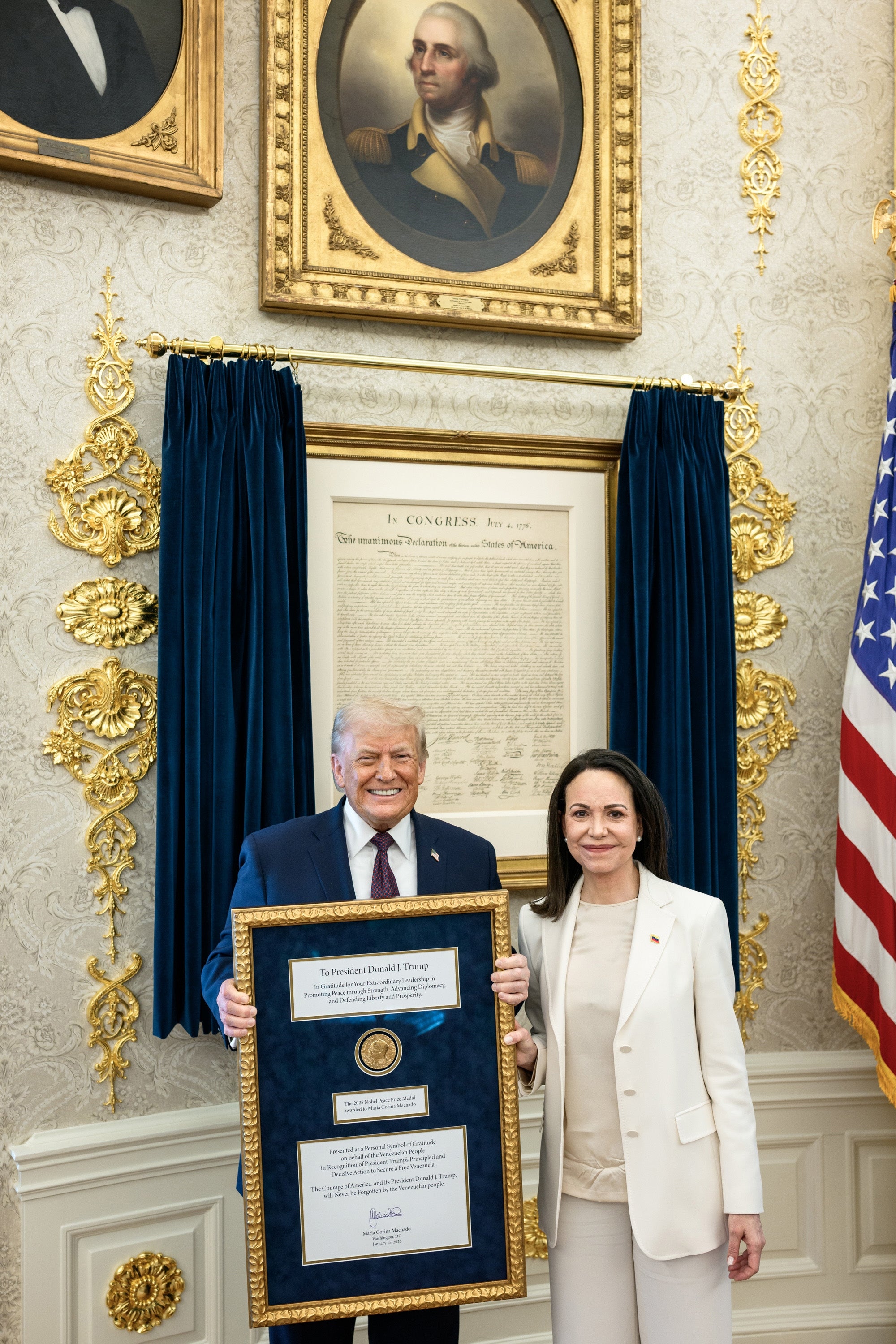 Donald Trump berdiri di samping María Corina Machado di Ruang Oval; dia memegang Hadiah Nobel Perdamaian dalam bingkai emas