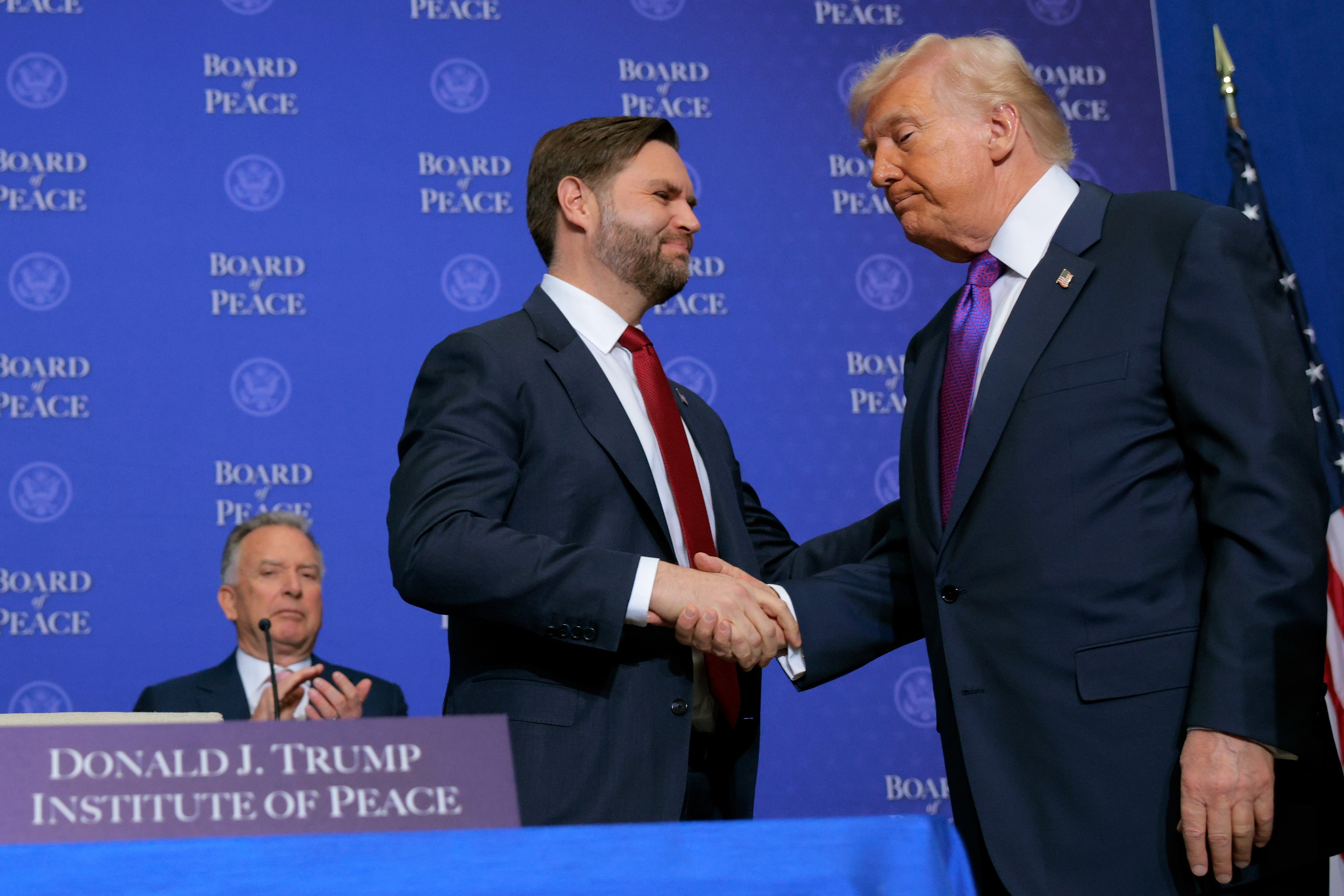 Trump dan Vance berjas berjabat tangan di 