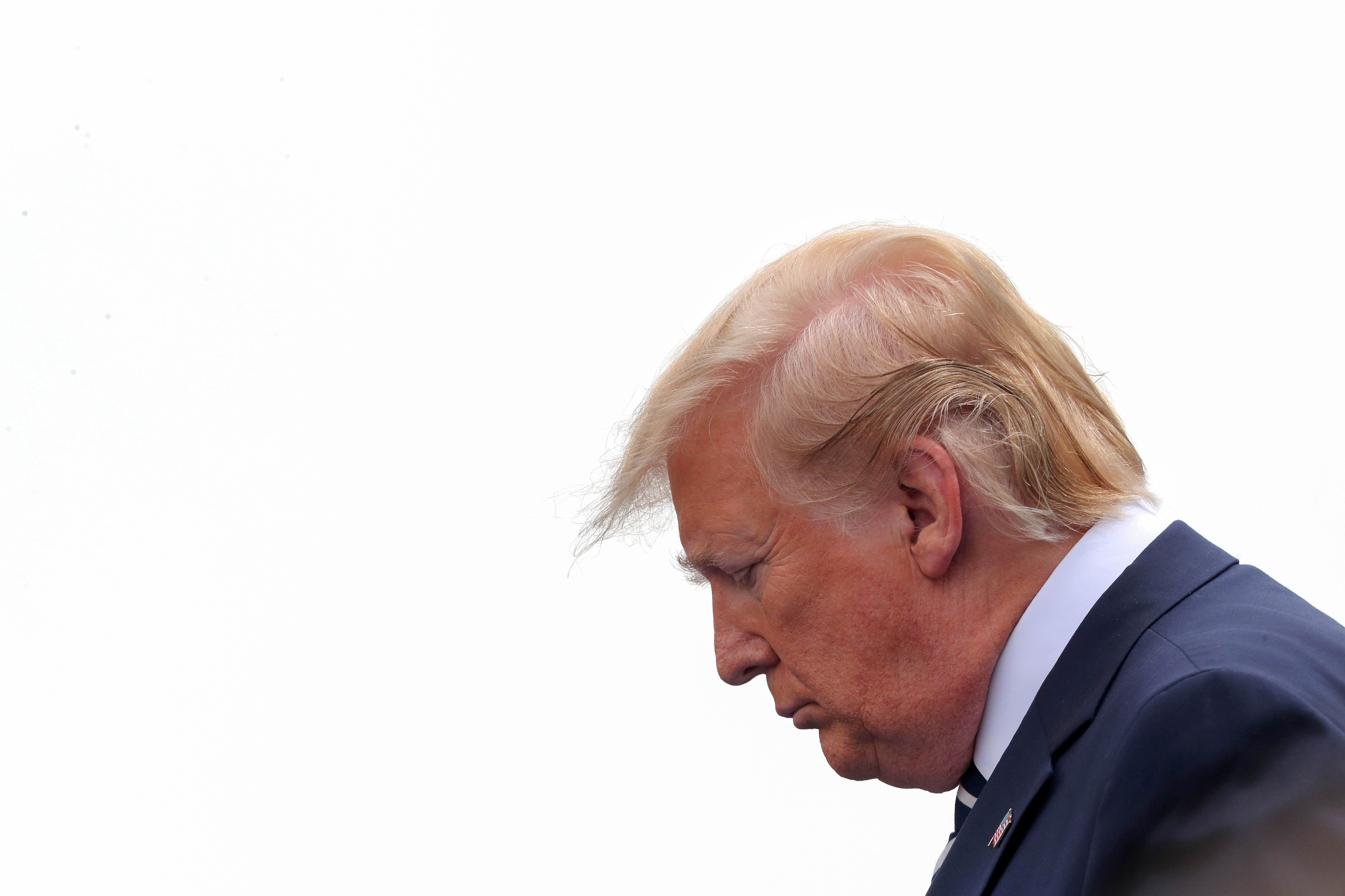 Foto profil Donald Trump dengan latar belakang putih, menunduk dan sedih