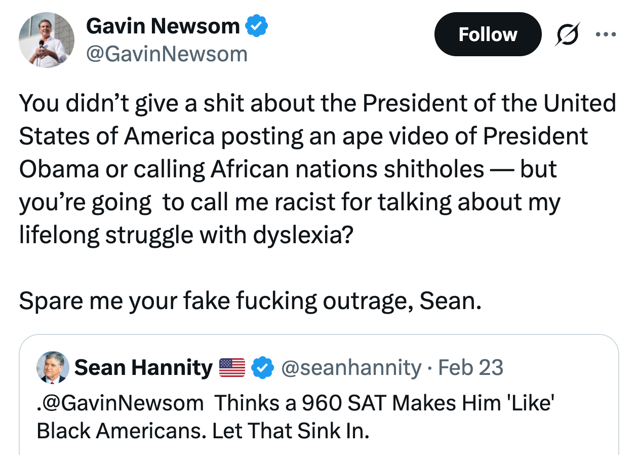 Gavin Newsoms tweet kritiserer Sean Hannity for påstått hykleri angående rasisme og Newsoms dysleksi, med henvisning til et tidligere innlegg av Hannity