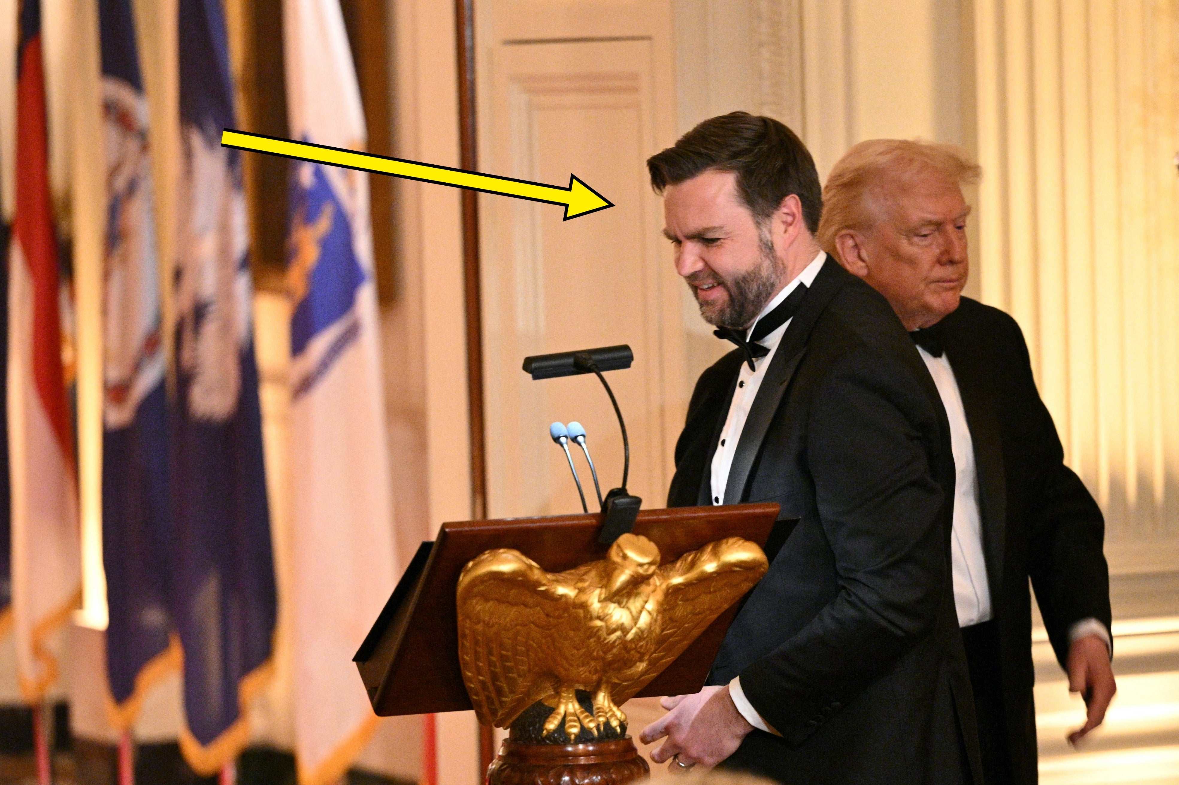 Trump meninggalkan podium sementara JD Vance mendekatinya; Trump terlihat kesal dan JD Vance tersenyum