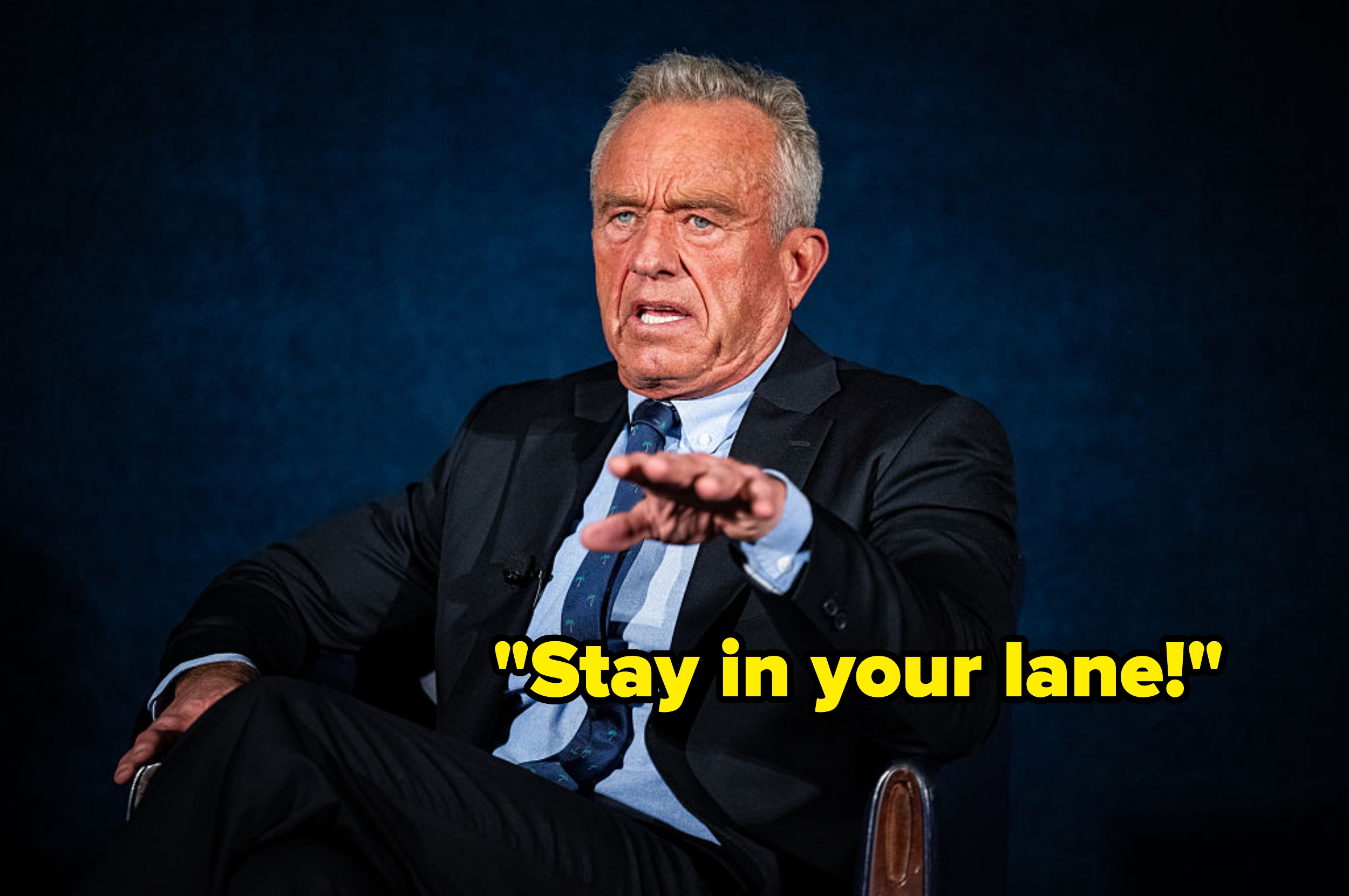 En person i dress gestikulerer fremover med ordene «Stay in your lane!" vises ved siden av dem