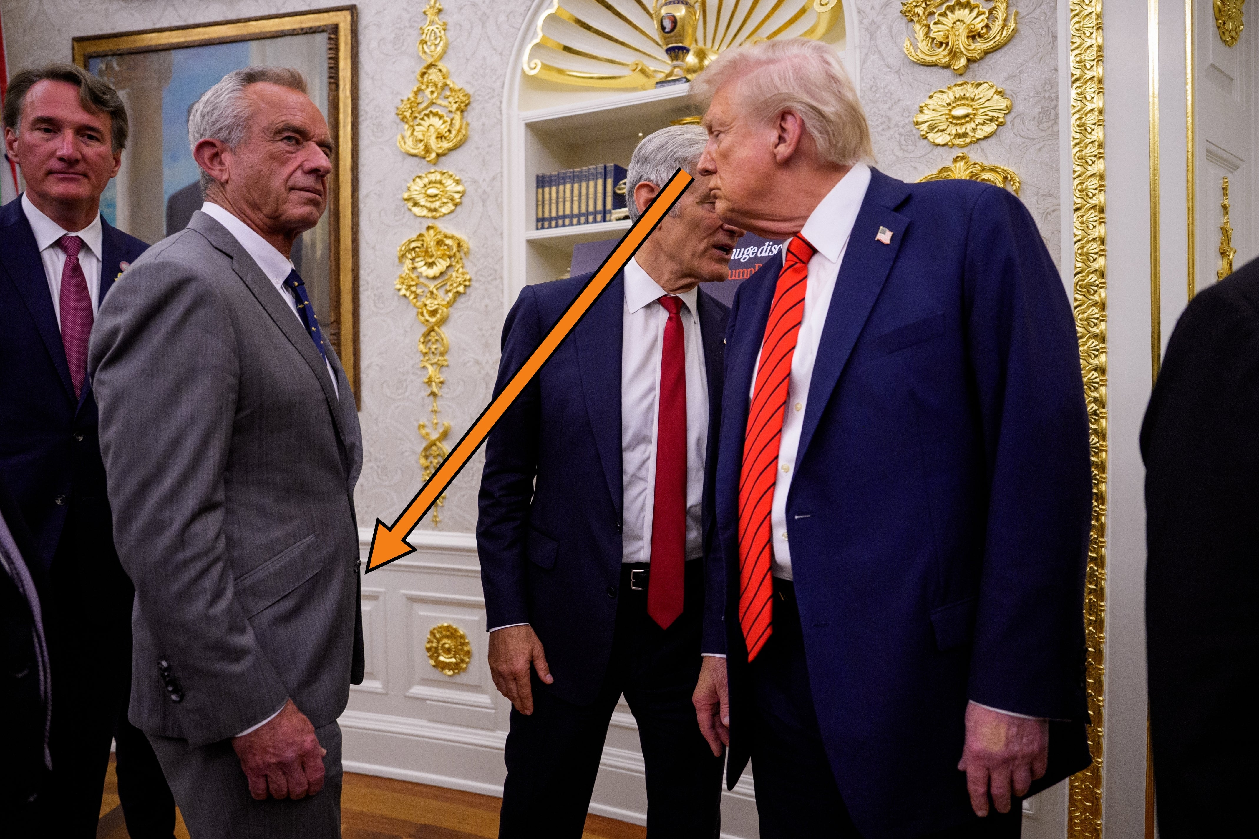 RFK Jr, Dr. Oz, Glenn Youngkin, dan Donald Trump berdiri di Ruang Oval; Trump berusaha keluar, melirik bagian bawah RFK Jr