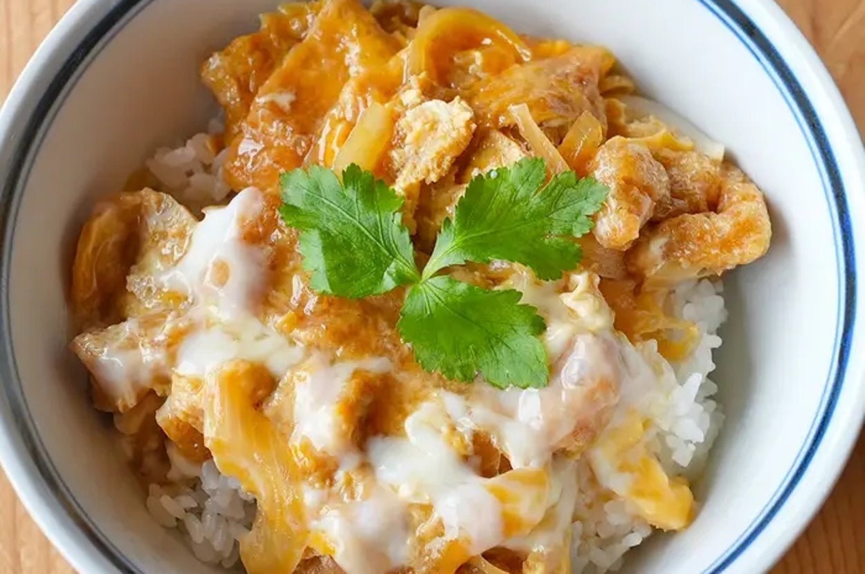 きつね丼の盛り付け。三つ葉が飾られています。