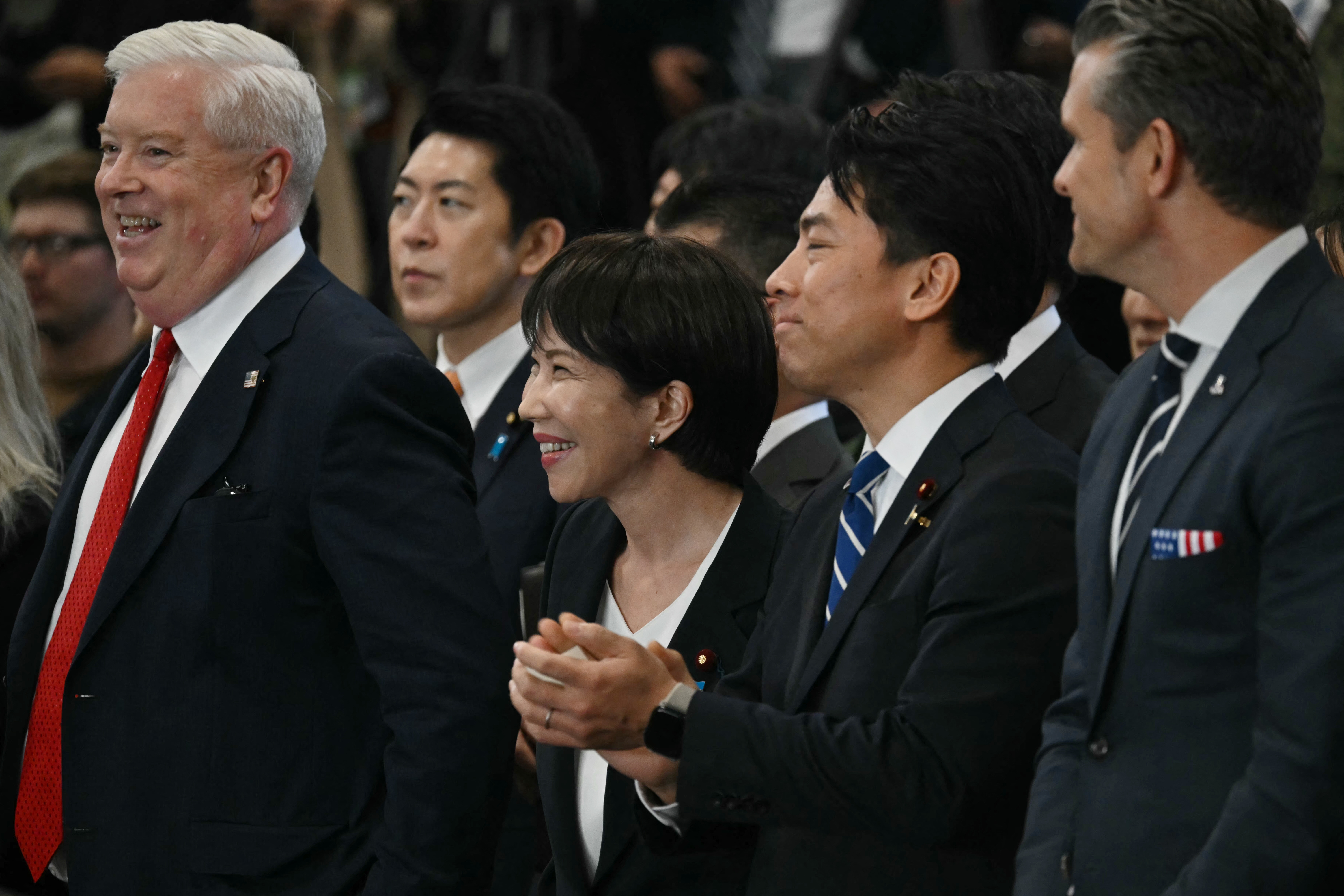 写真左からグラス氏、高市早苗首相、小泉進次郎防衛大臣。ANDREW CABALLERO-REYNOLDS / AFP＝時事