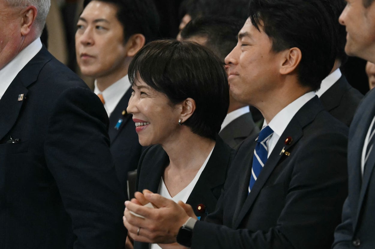 写真左からグラス氏、高市早苗首相、小泉進次郎防衛大臣。ANDREW CABALLERO-REYNOLDS / AFP＝時事