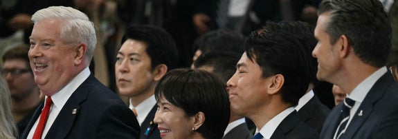 写真左からグラス氏、高市早苗首相、小泉進次郎防衛大臣。ANDREW CABALLERO-REYNOLDS / AFP＝時事