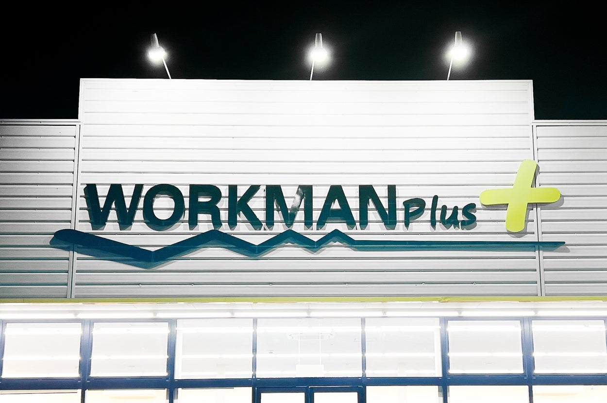 大型店舗「WORKMAN Plus」入口の看板。
