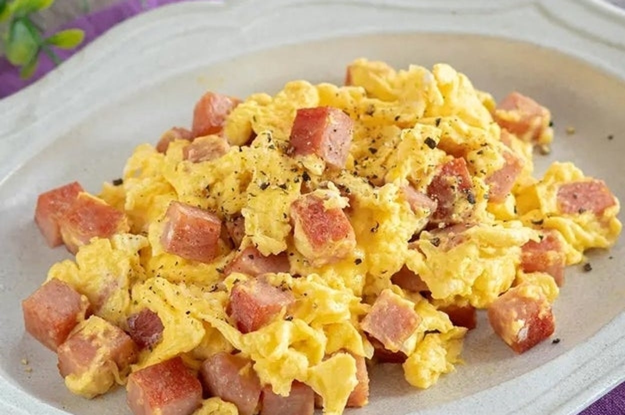 スクランブルエッグと角切りハムが盛り付けられた美味しそうな皿。
