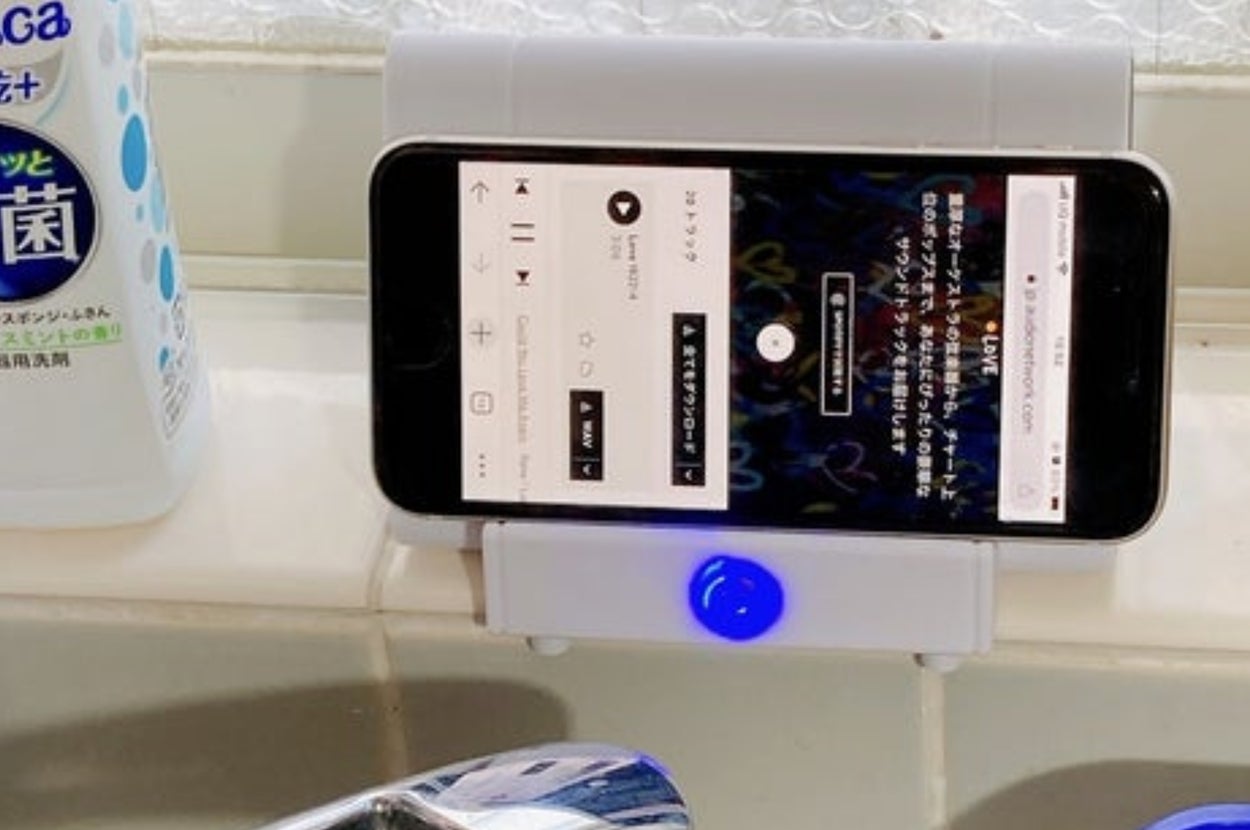 Smartsupply（スマートサプライ）の「置くだけスピーカー WH」で音楽を聞きながら洗い物をしている。