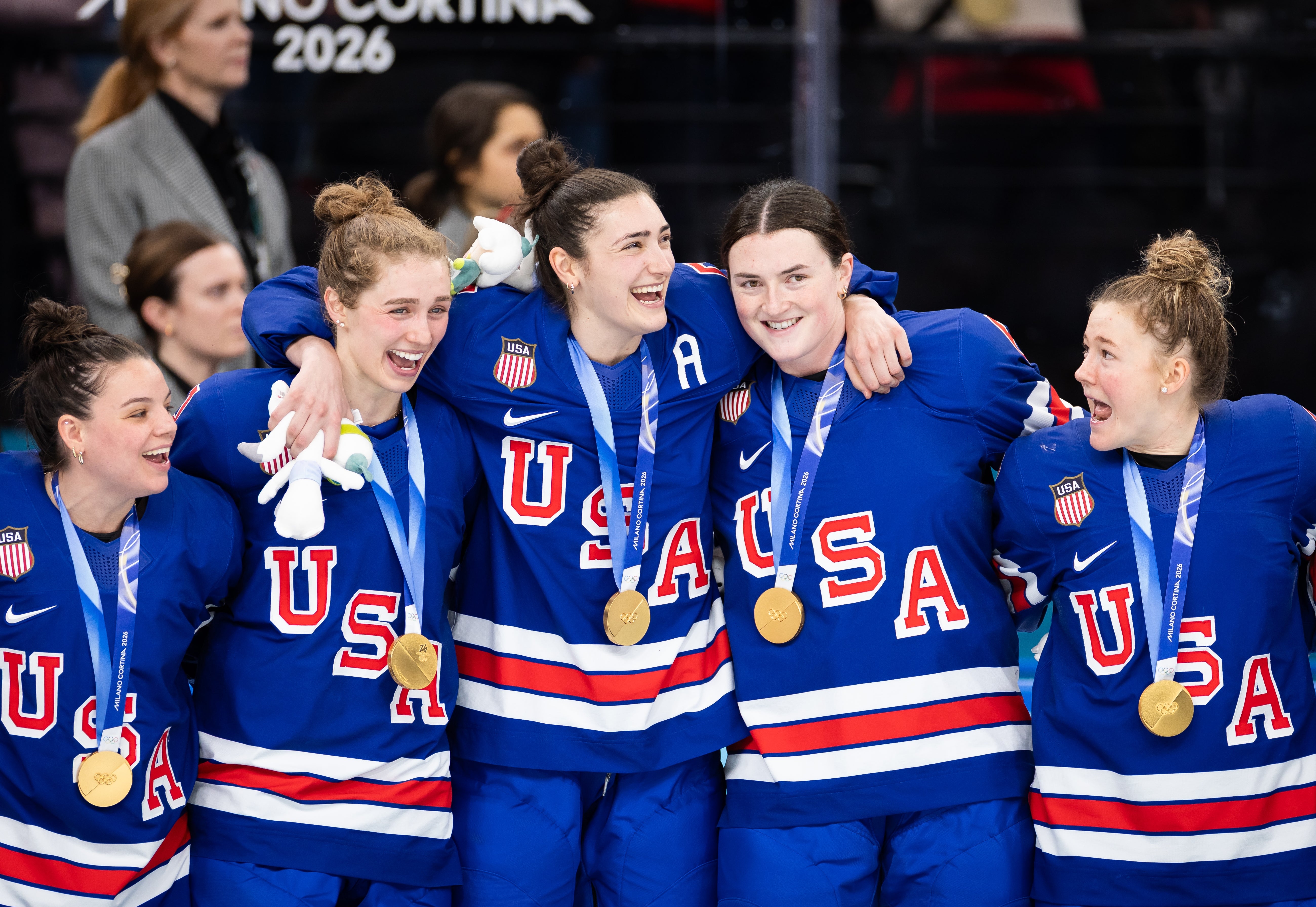 Det amerikanske hockeylaget for kvinner bærer gullmedaljer