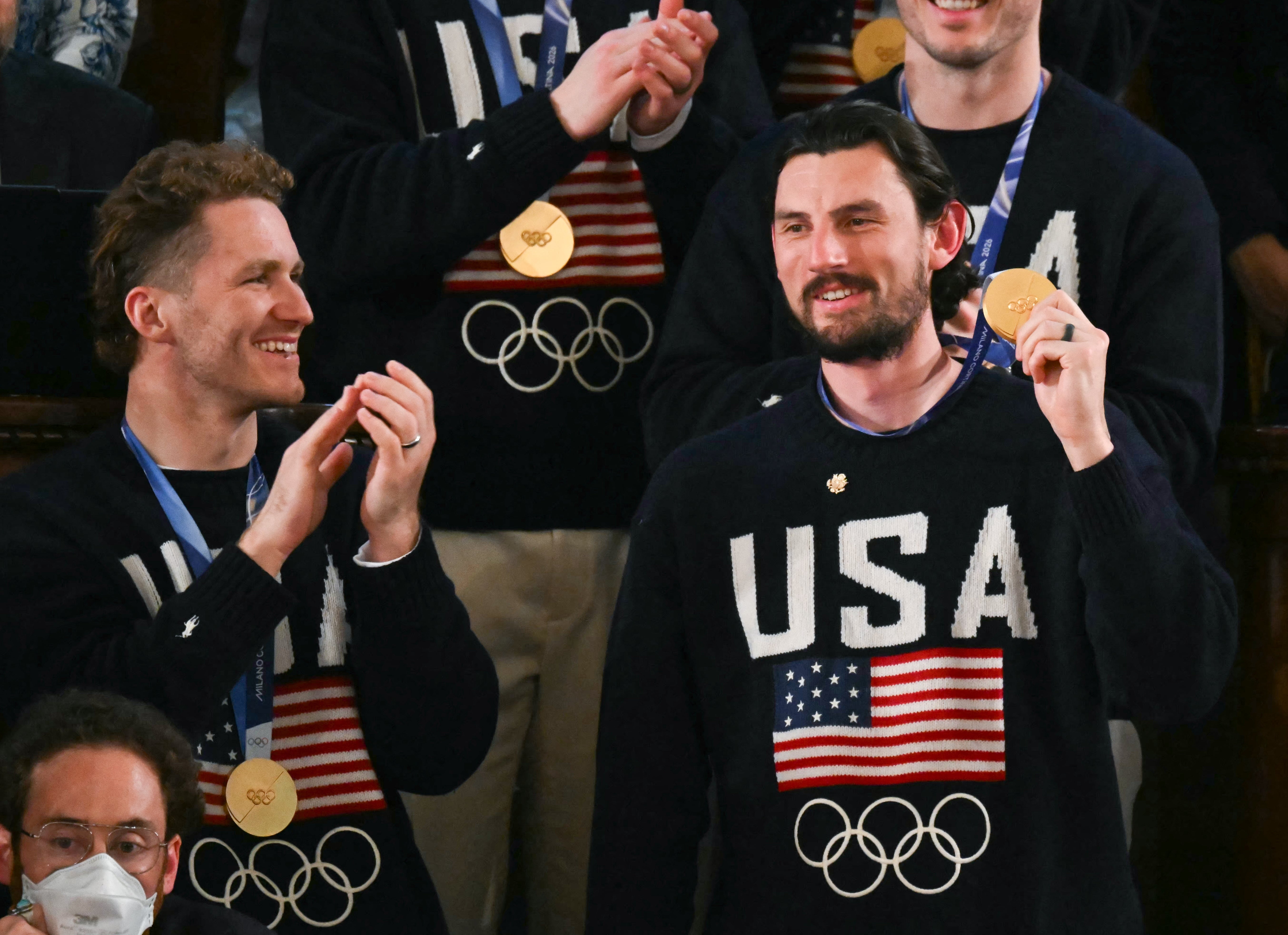 Connor Hellebuyck hever gullmedaljen sin