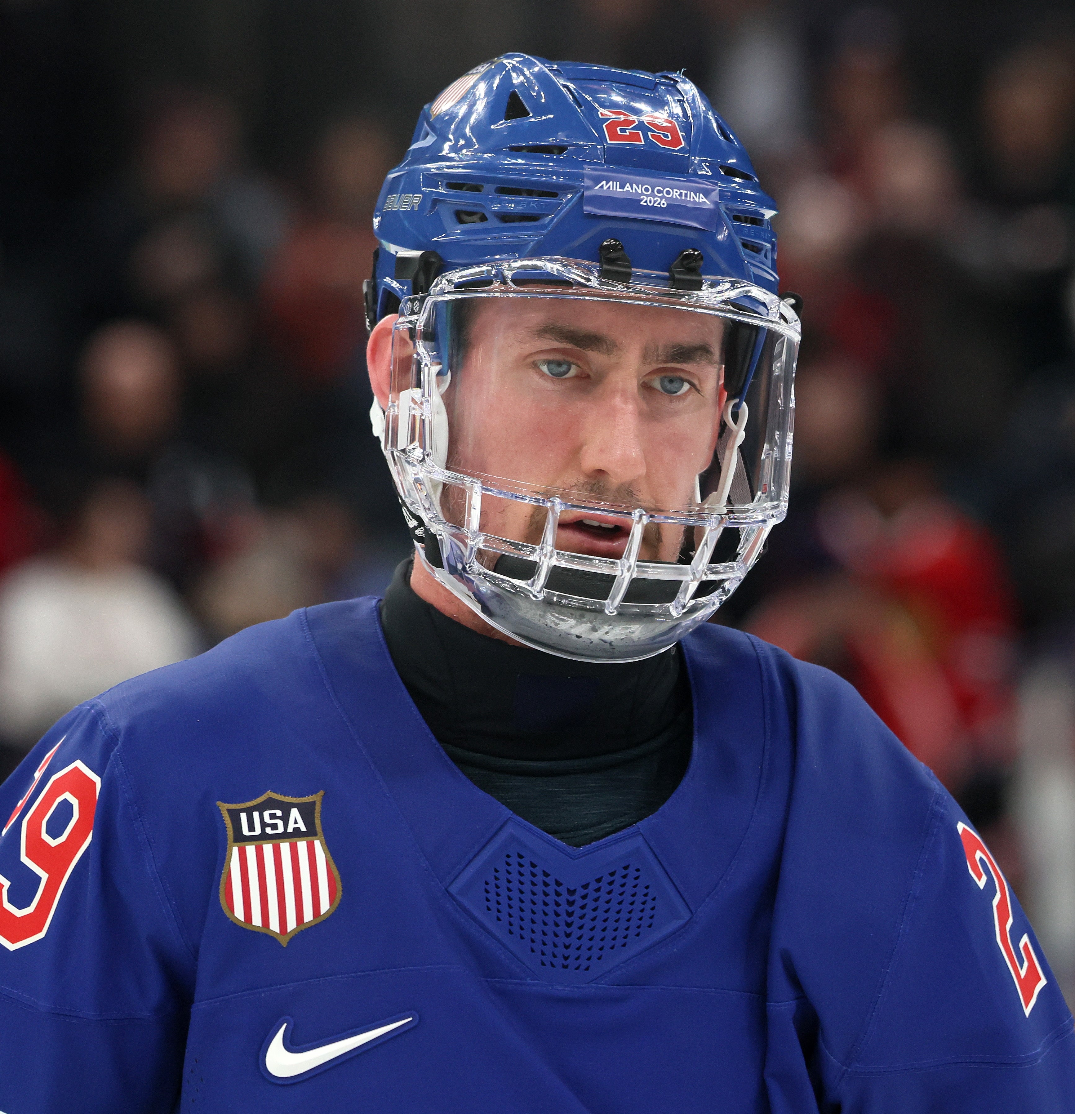 Brock Nelson i hockeyutstyr