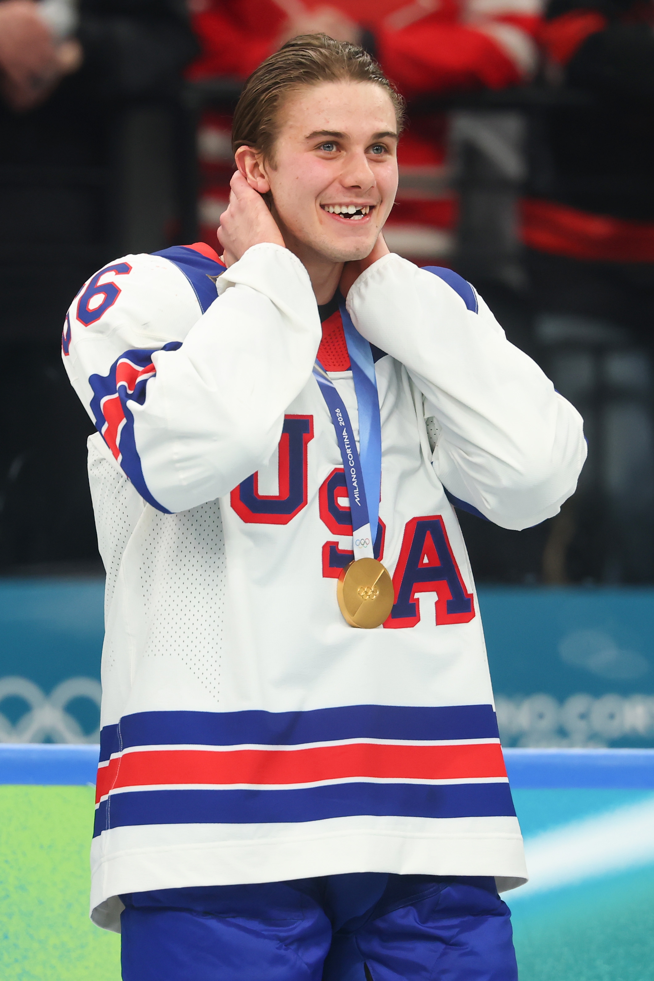 Jack Hughes iført USA hockeytrøye