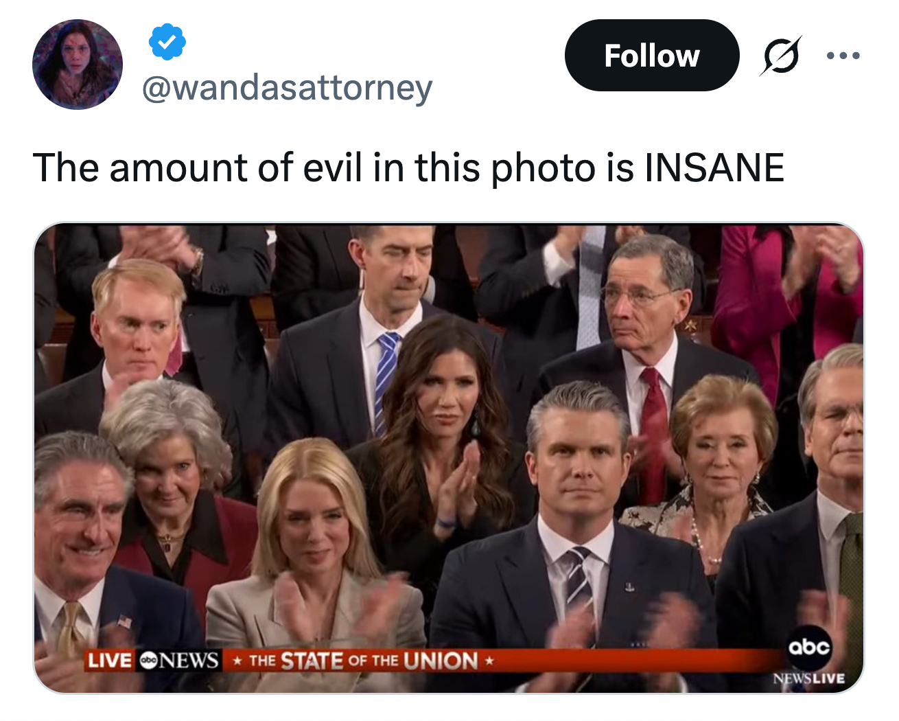 Gruppe mennesker i formell antrekk sitter på et arrangement, noen klapper. TV-nyhetsgrafikk nederst viser 