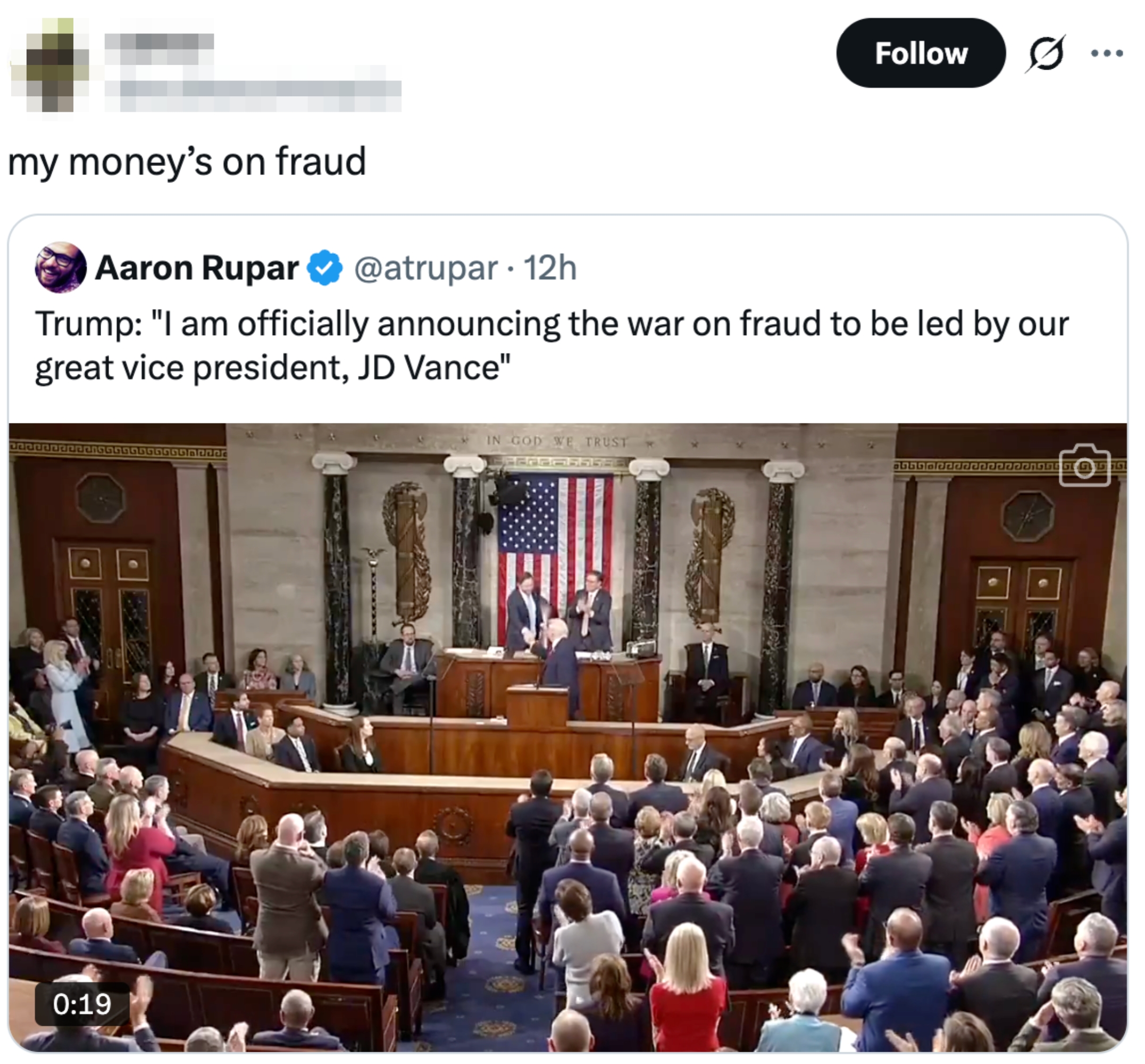 En tweet kommenterer humoristisk et videoklipp som viser en amerikansk kongresssesjon med en person som taler ved podiet