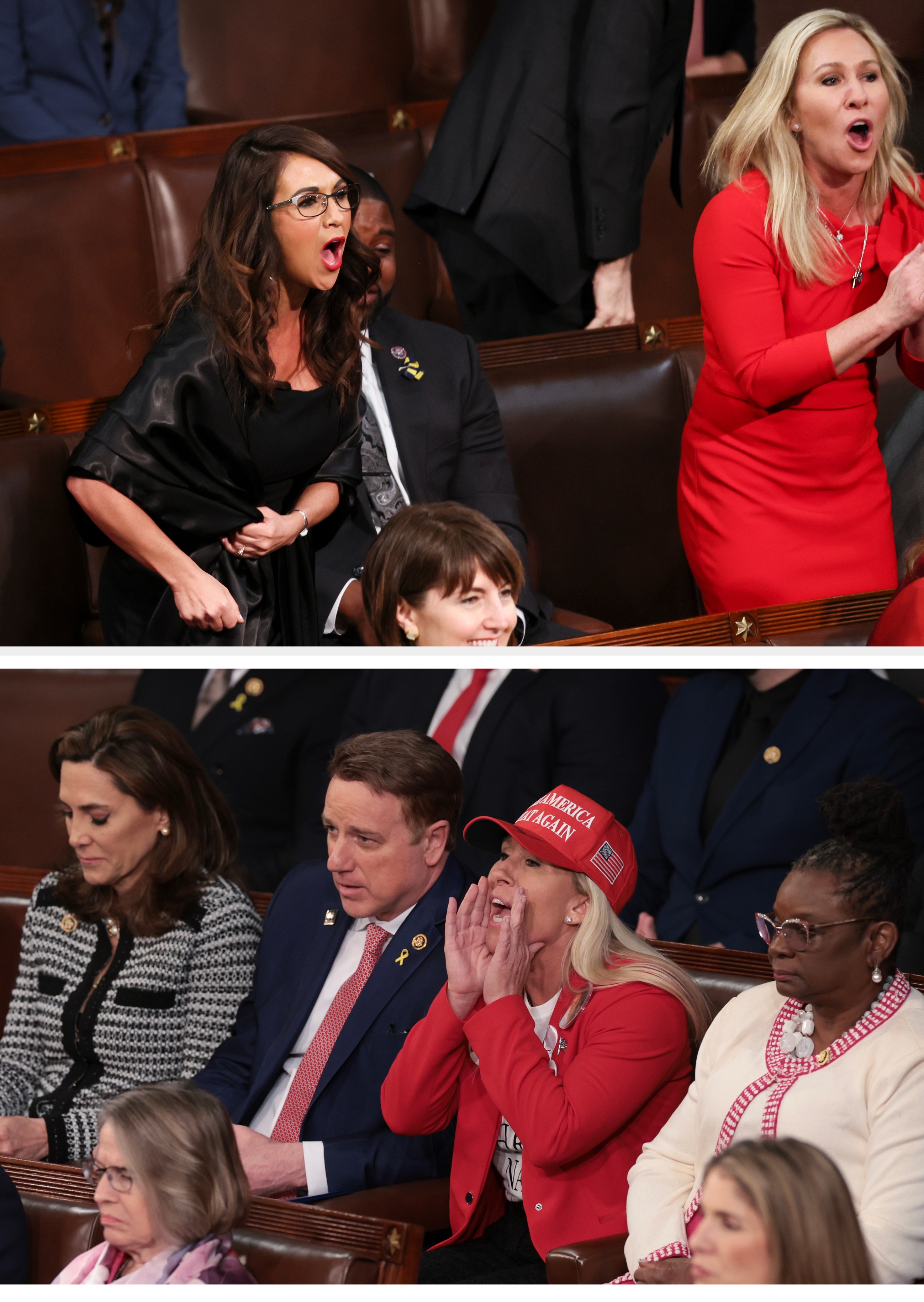 To kvinner i en animert diskusjon, den ene iført en svart kjole og den andre en rød kjole, sittende i en overfylt begivenhetssetting