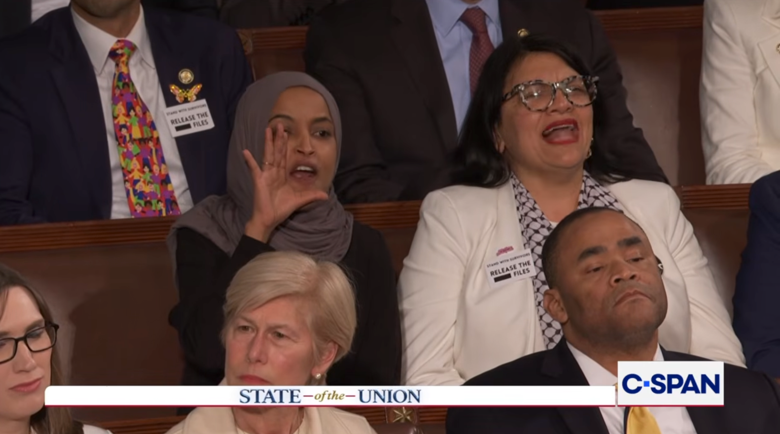 Flere personer satt ved State of the Union, to kvinner som hadde på seg 