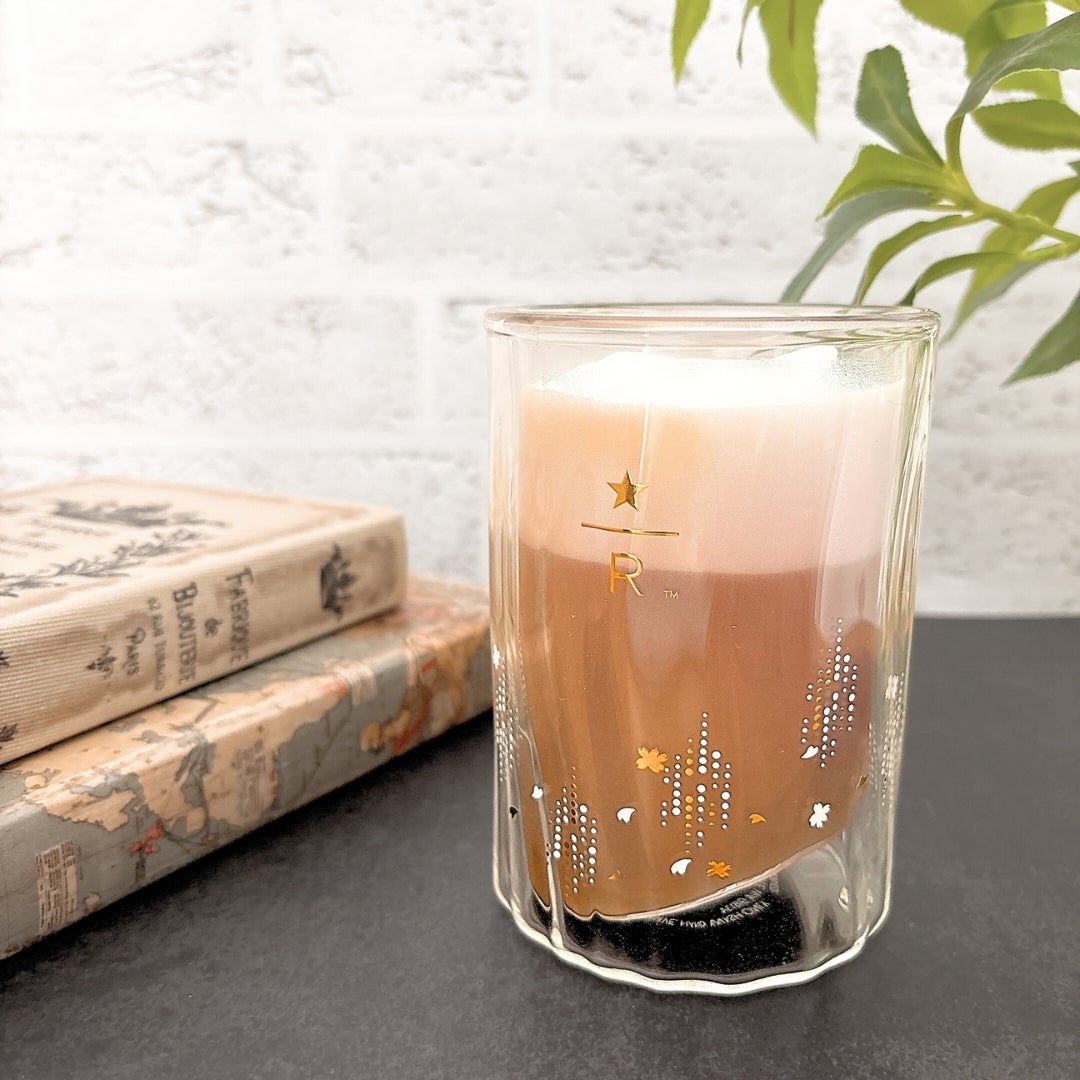 ブラックコーヒーを注ぐと夜桜風に。スタバのサクラグラスは注ぐ飲み物