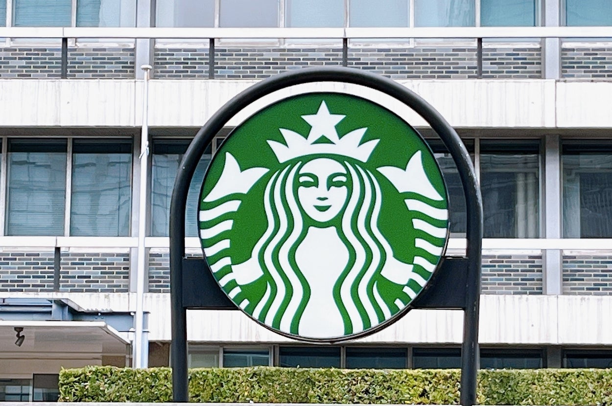 スターバックスのロゴが建物の前に立っています。