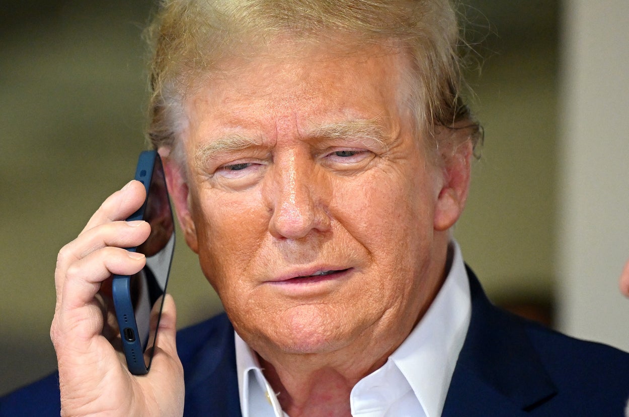 電話をするトランプ氏（＝2024年5月5日撮影）/ Clive Mason / Getty Images