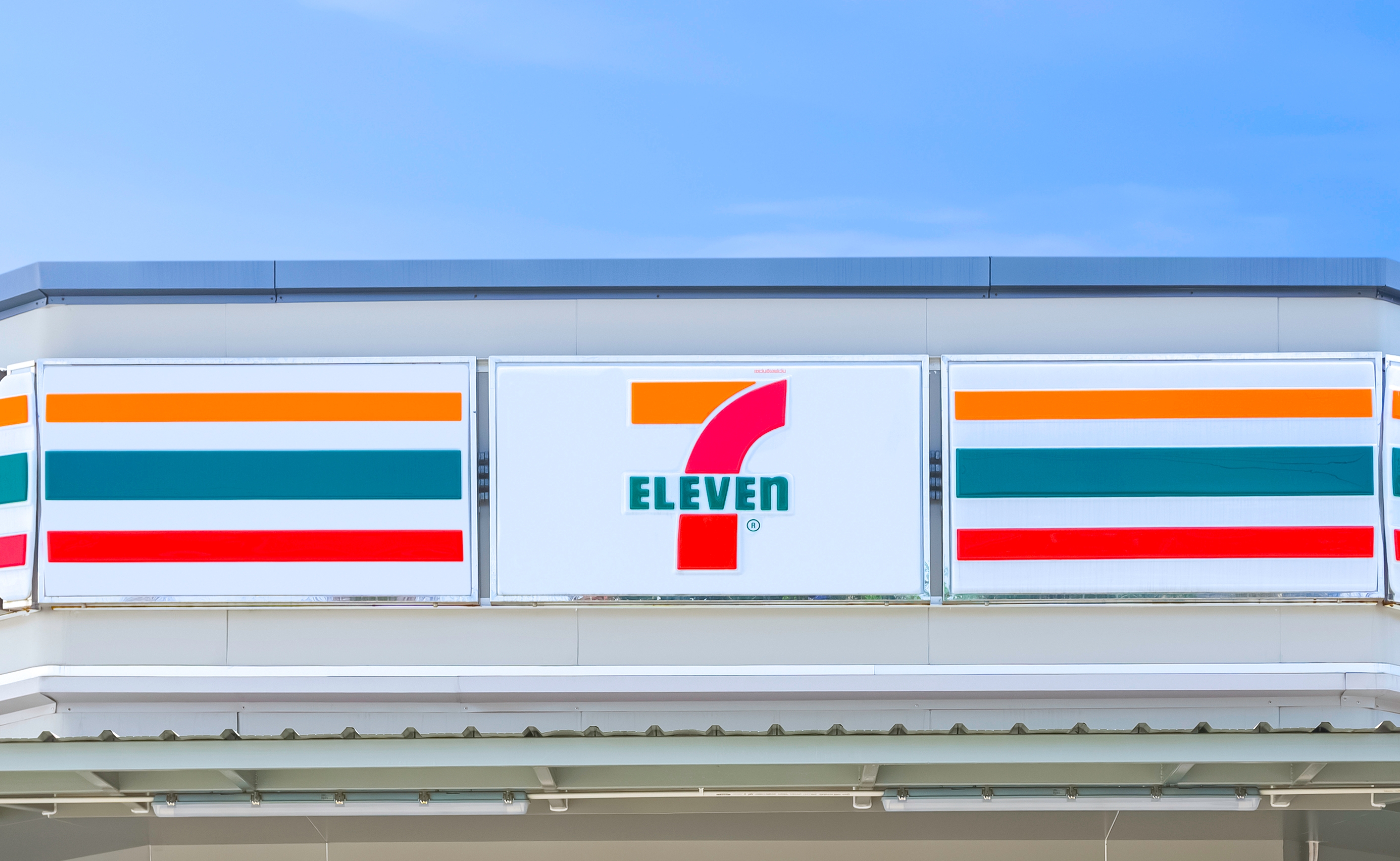 セブンイレブンの看板が建物に取り付けられている様子。