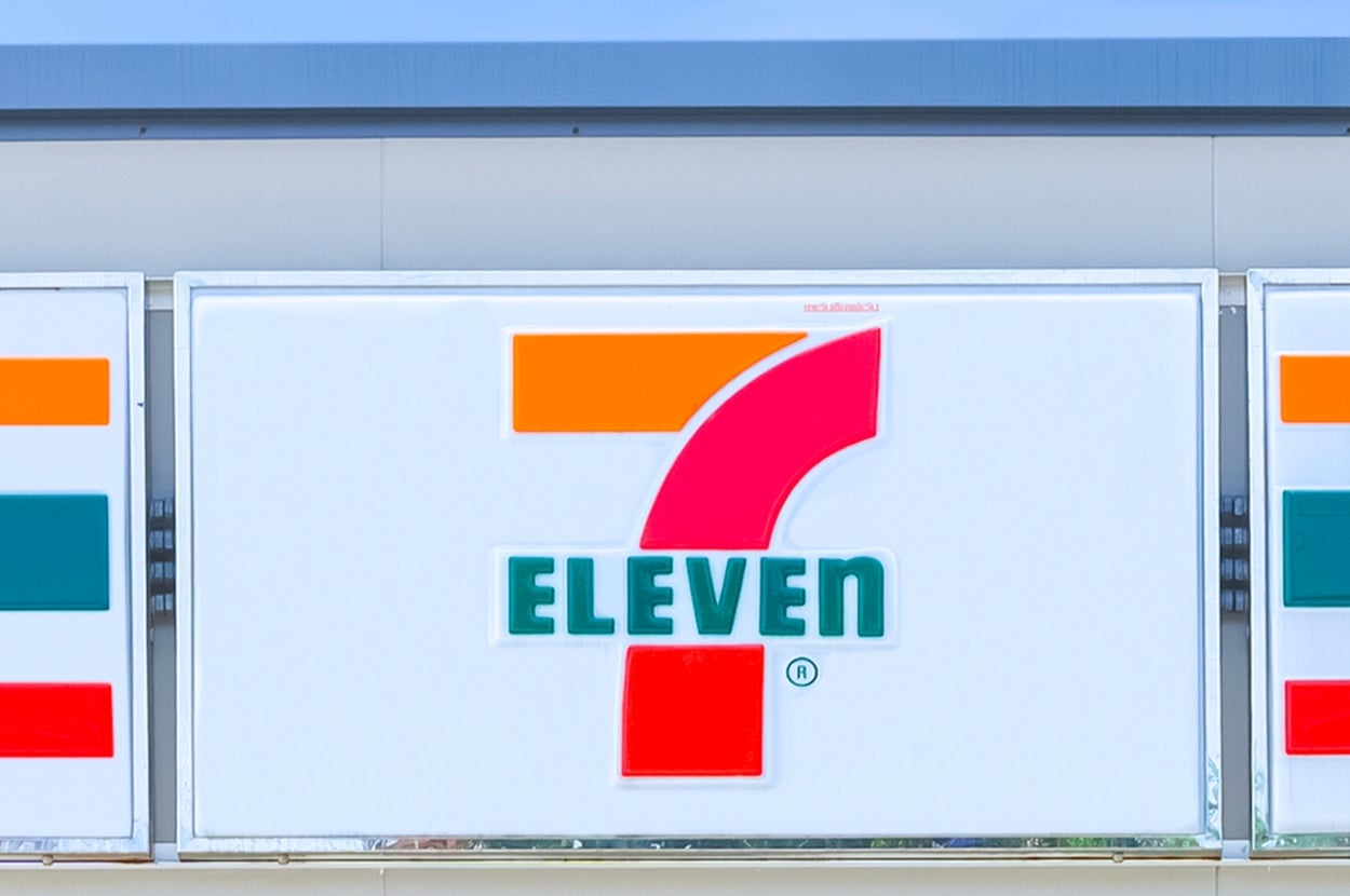 セブンイレブンの看板が建物に取り付けられている様子。